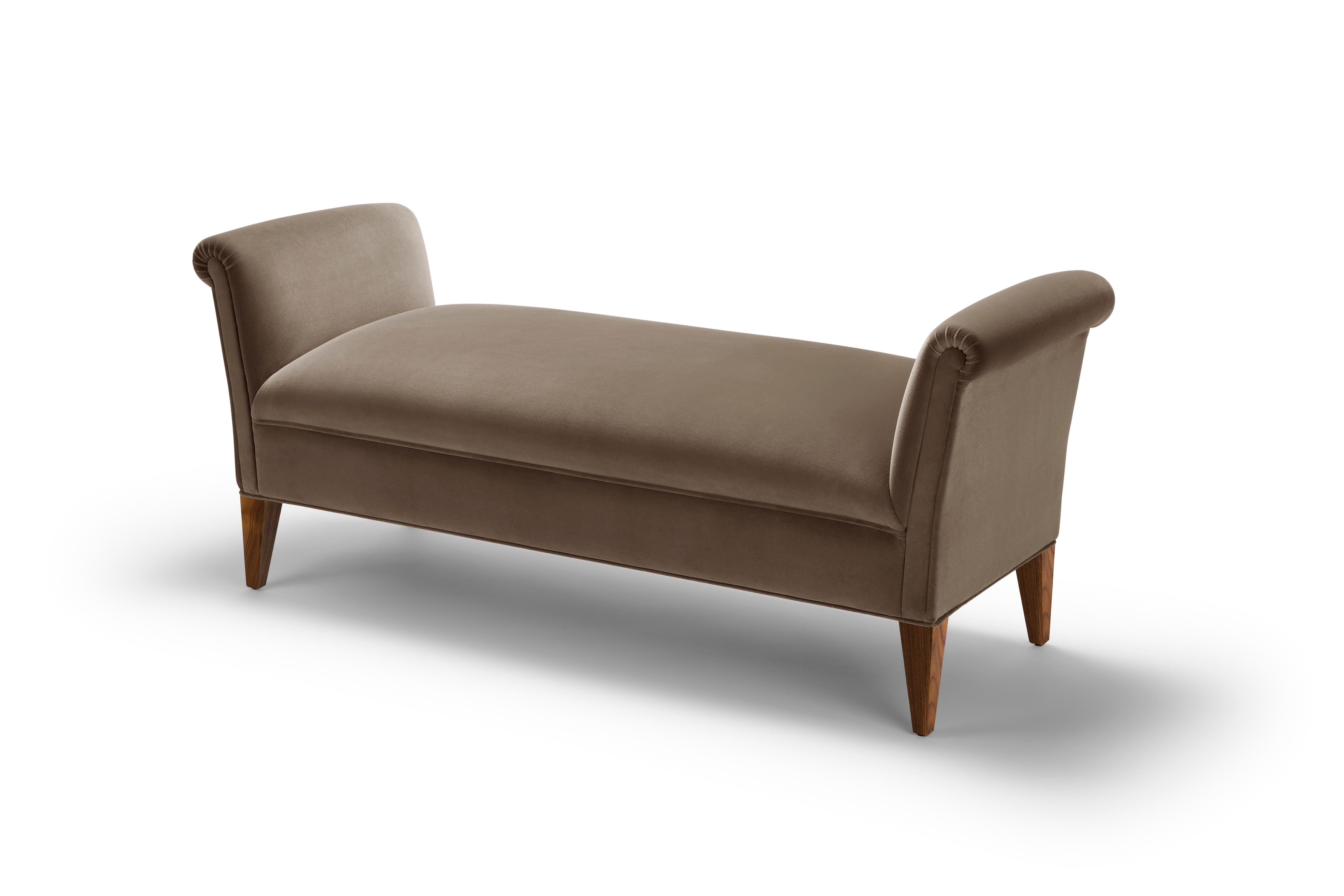 Le banc Eto est un nouvel ajout à notre collection qui vient compléter notre élégante gamme Eto. Cette pièce est idéale comme banc de fin de lit ou comme élément de décoration d'un couloir. Simple et magnifiquement détaillé, avec des accoudoirs aux