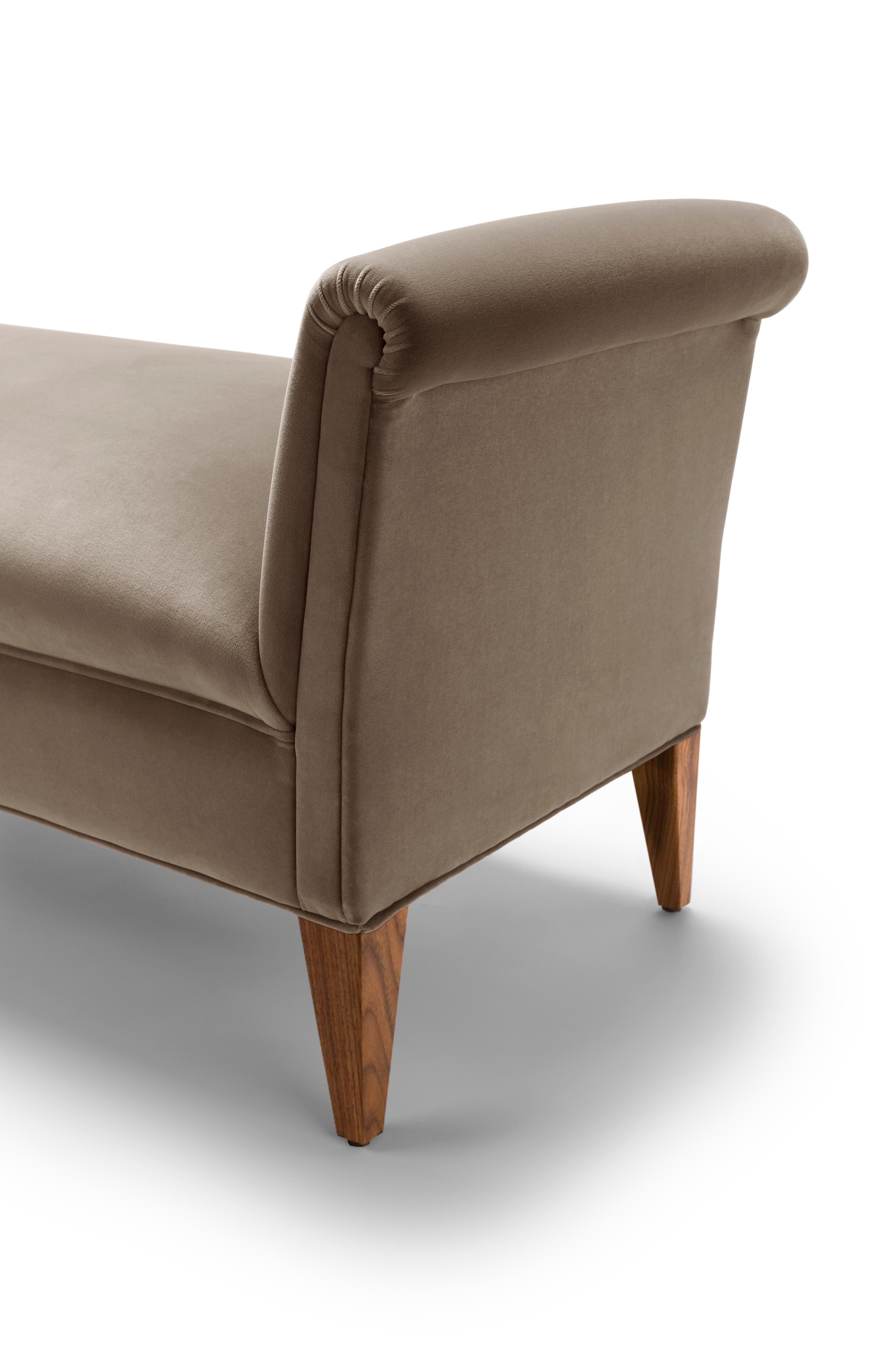 Anglais Banc contemporain Eto en velours de coton gris, pieds en noyer, accoudoirs en volute. en vente