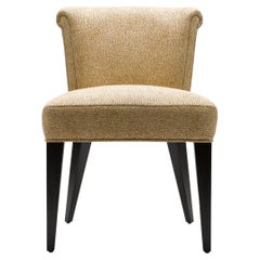 Silla de comedor contemporánea Eto en tela dorada bruñida con patas de nogal macizo