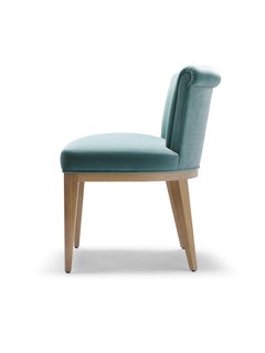 Chaise de salle à manger contemporaine Eto en velours de coton avec pieds en chêne ou noyer massif