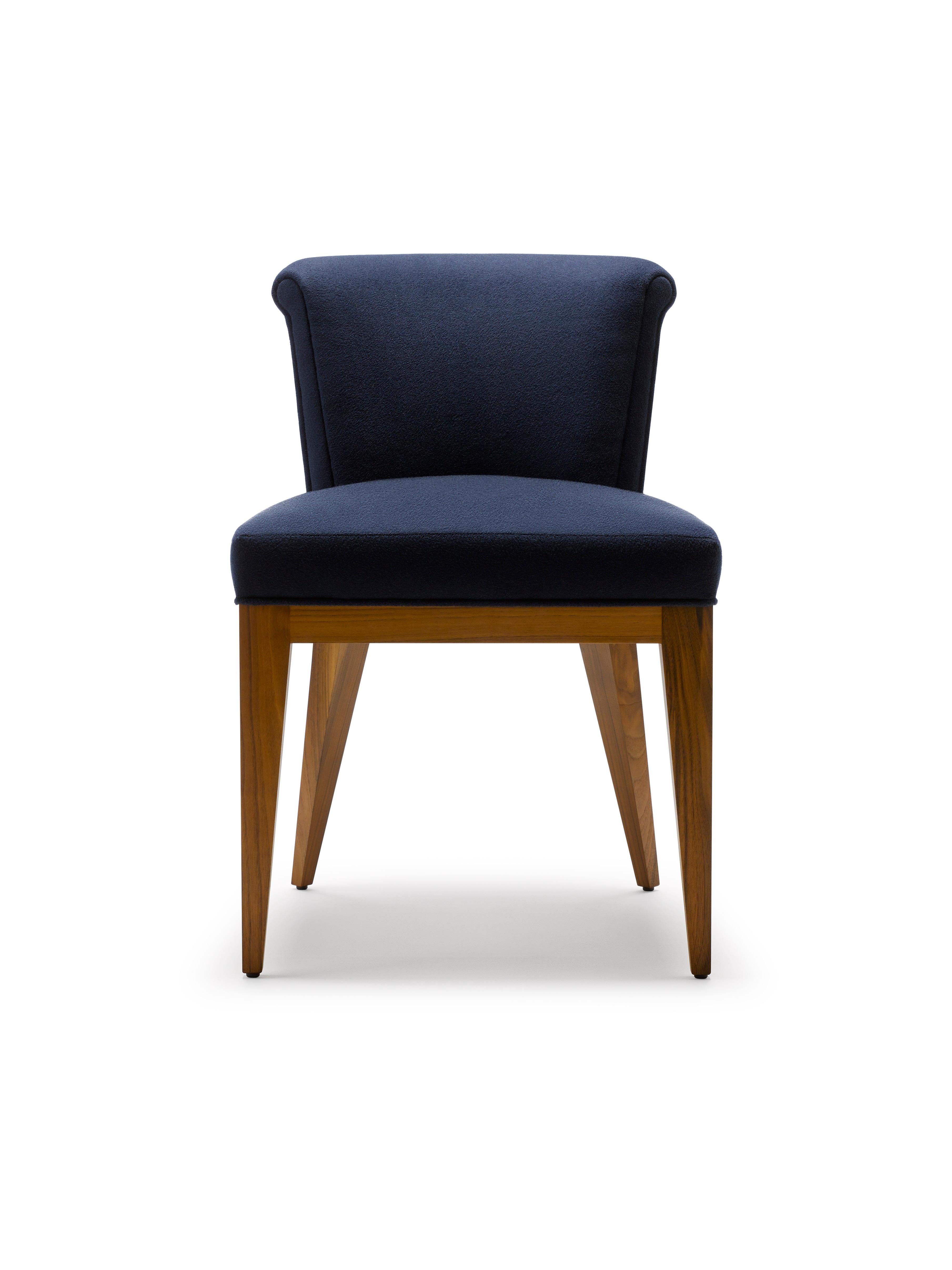 Contemporary Eto Dining Chair aus Baumwollsamt mit Beinen aus massiver Eiche oder Walnuss (Wolle) im Angebot