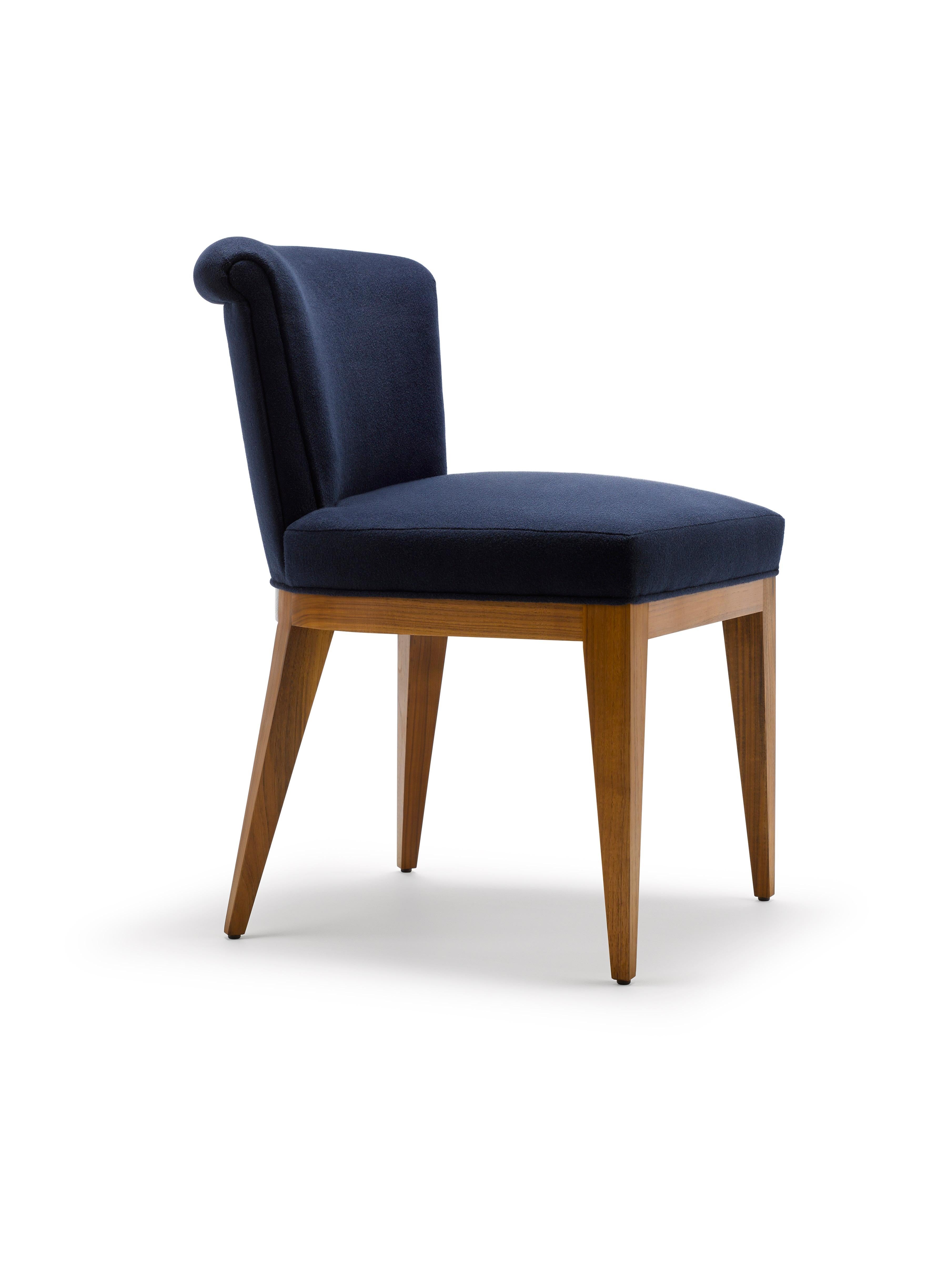 Contemporary Eto Dining Chair aus Baumwollsamt mit Beinen aus massiver Eiche oder Walnuss im Angebot 1