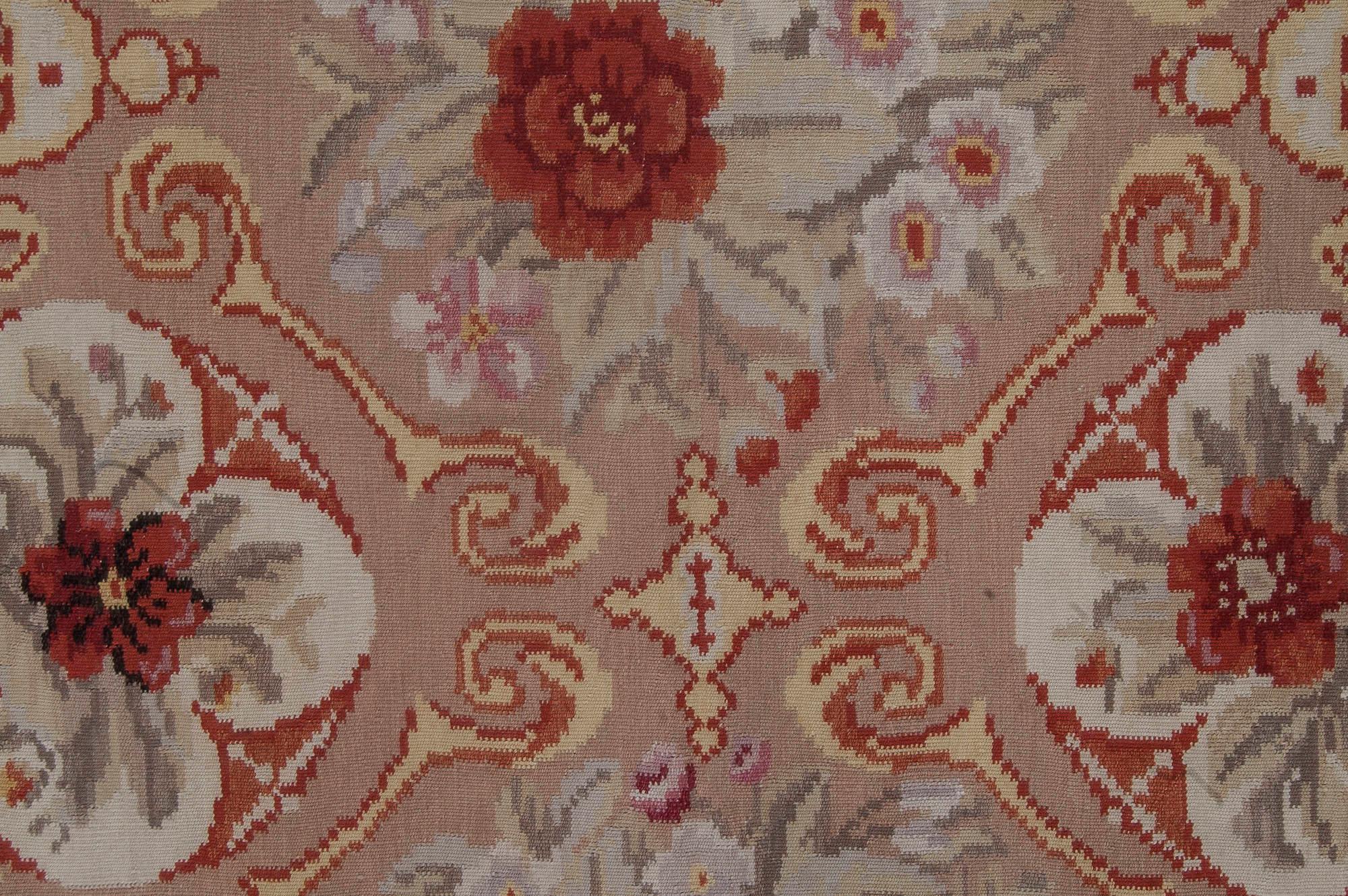 Chinois Tapis floral basarabéen d'inspiration européenne contemporaine de Doris Leslie Blau en vente