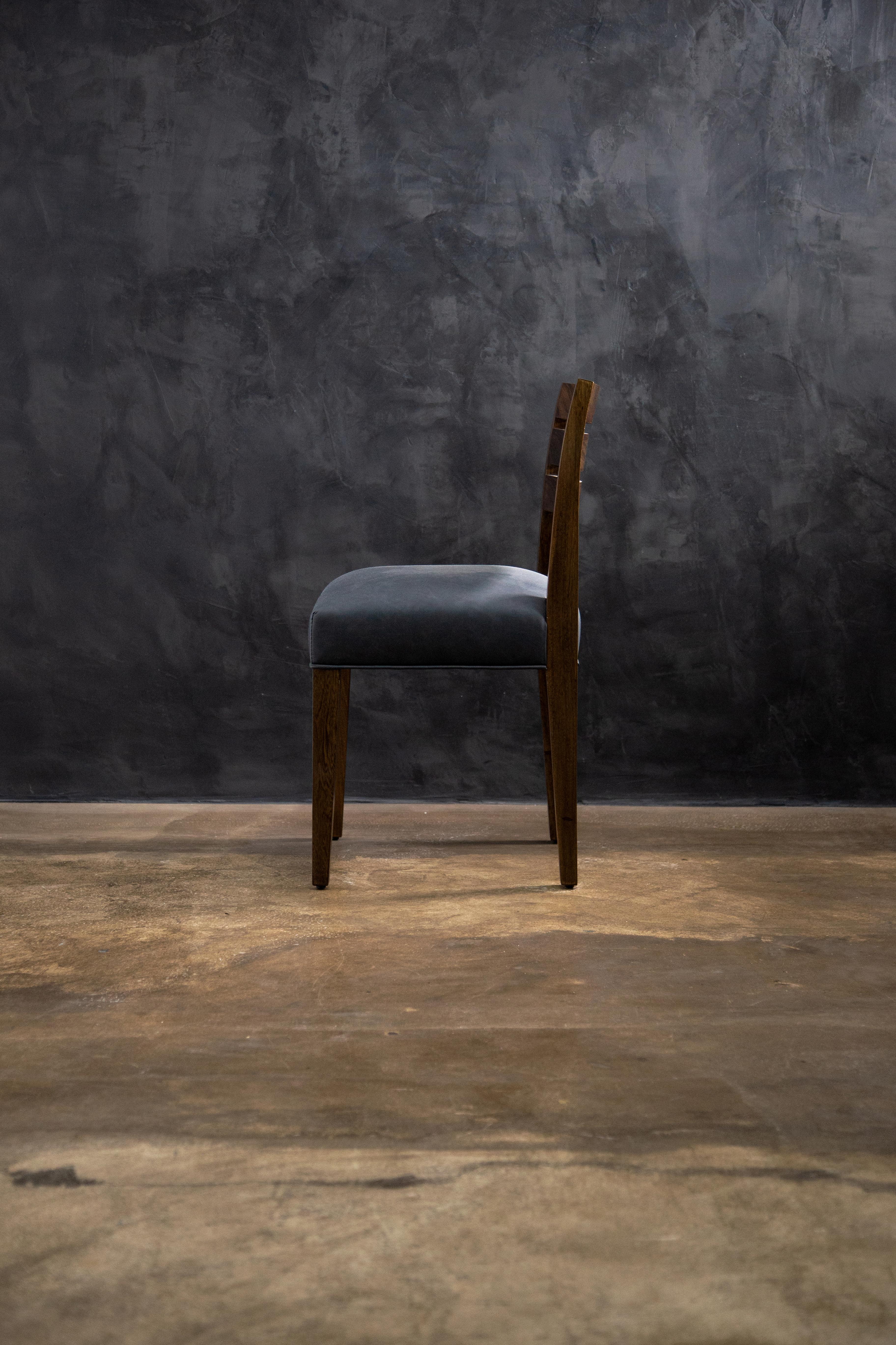 Silla auxiliar contemporánea de madera exótica y cuero de Costantini, Renzo Moderno en venta