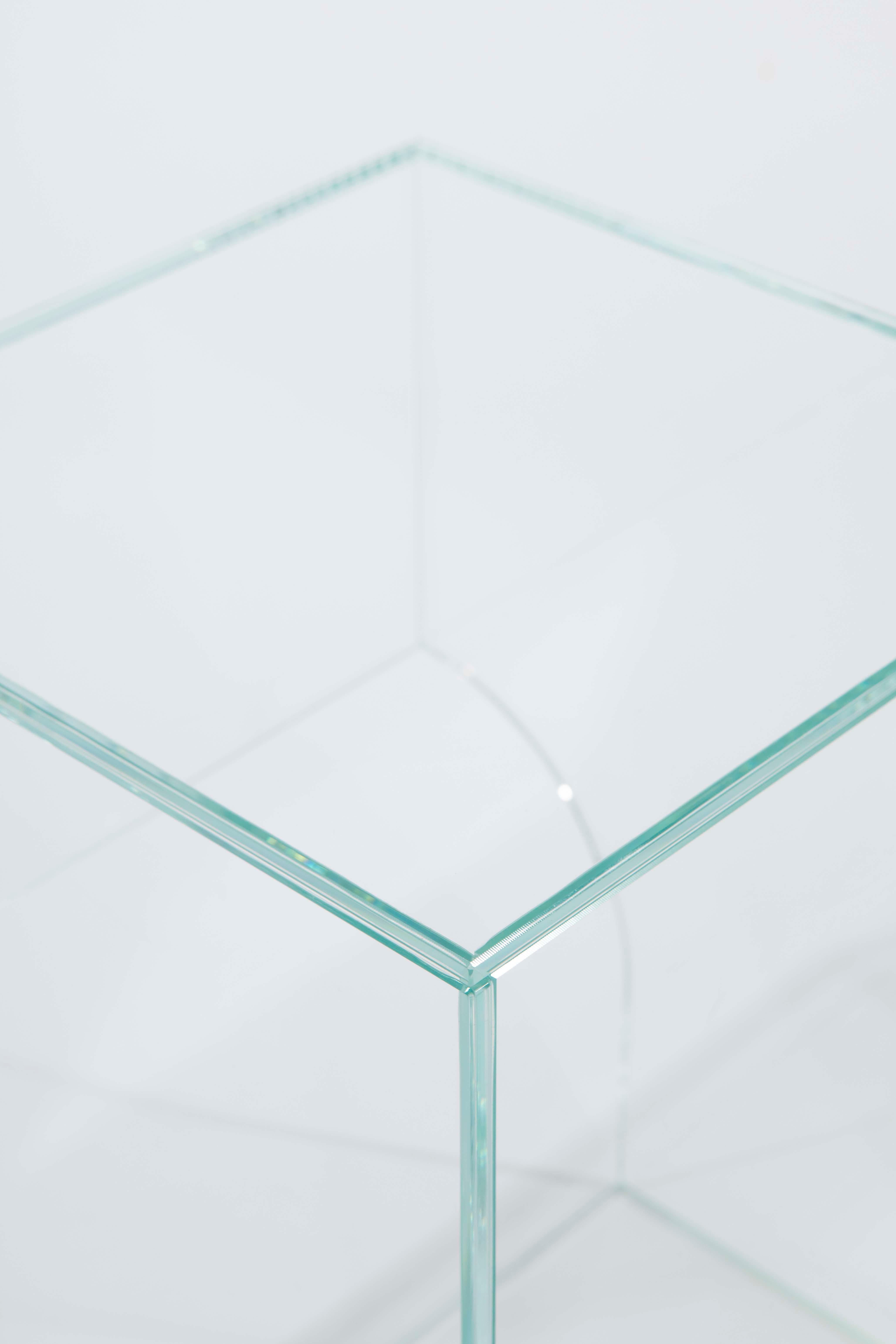 Minimaliste Table d'appoint en arc de cercle contemporaine minimaliste, verre extra transparent, design belge en vente