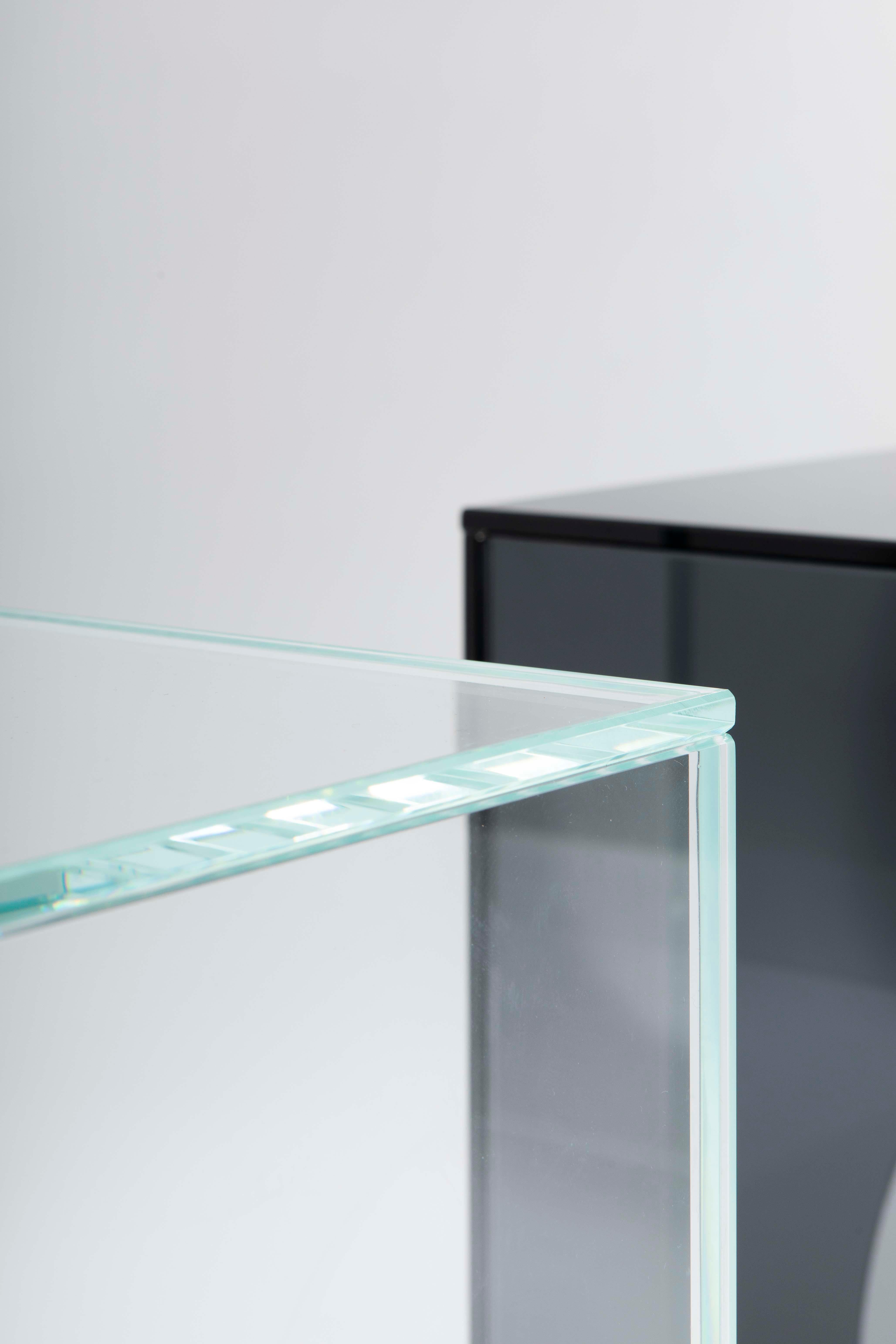Chamfered Contemporary minimalist arch side table, extra clear glass, Belgian design For Sale