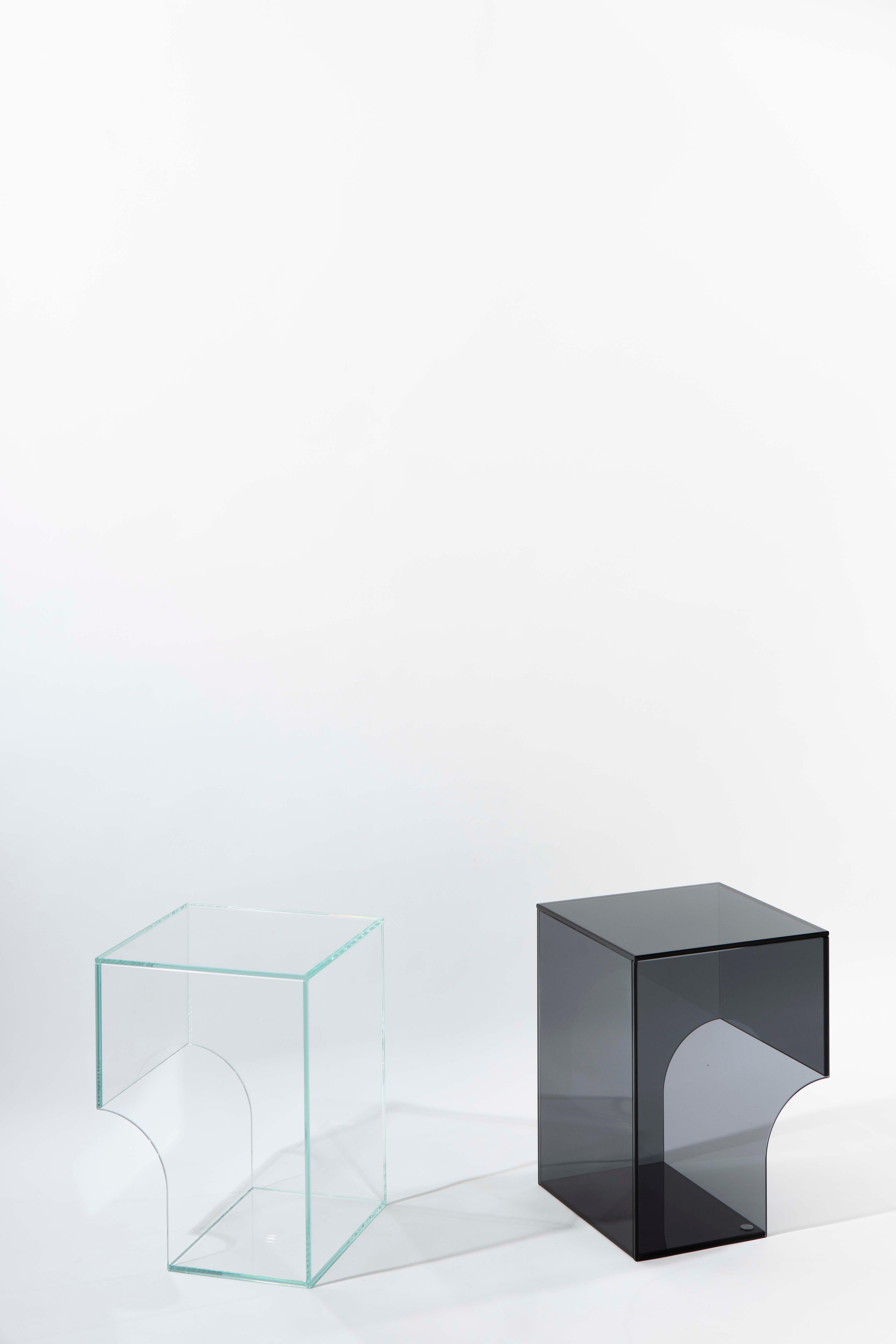 Chanfreiné Table d'appoint en arc de cercle contemporaine minimaliste, verre extra transparent, design belge en vente