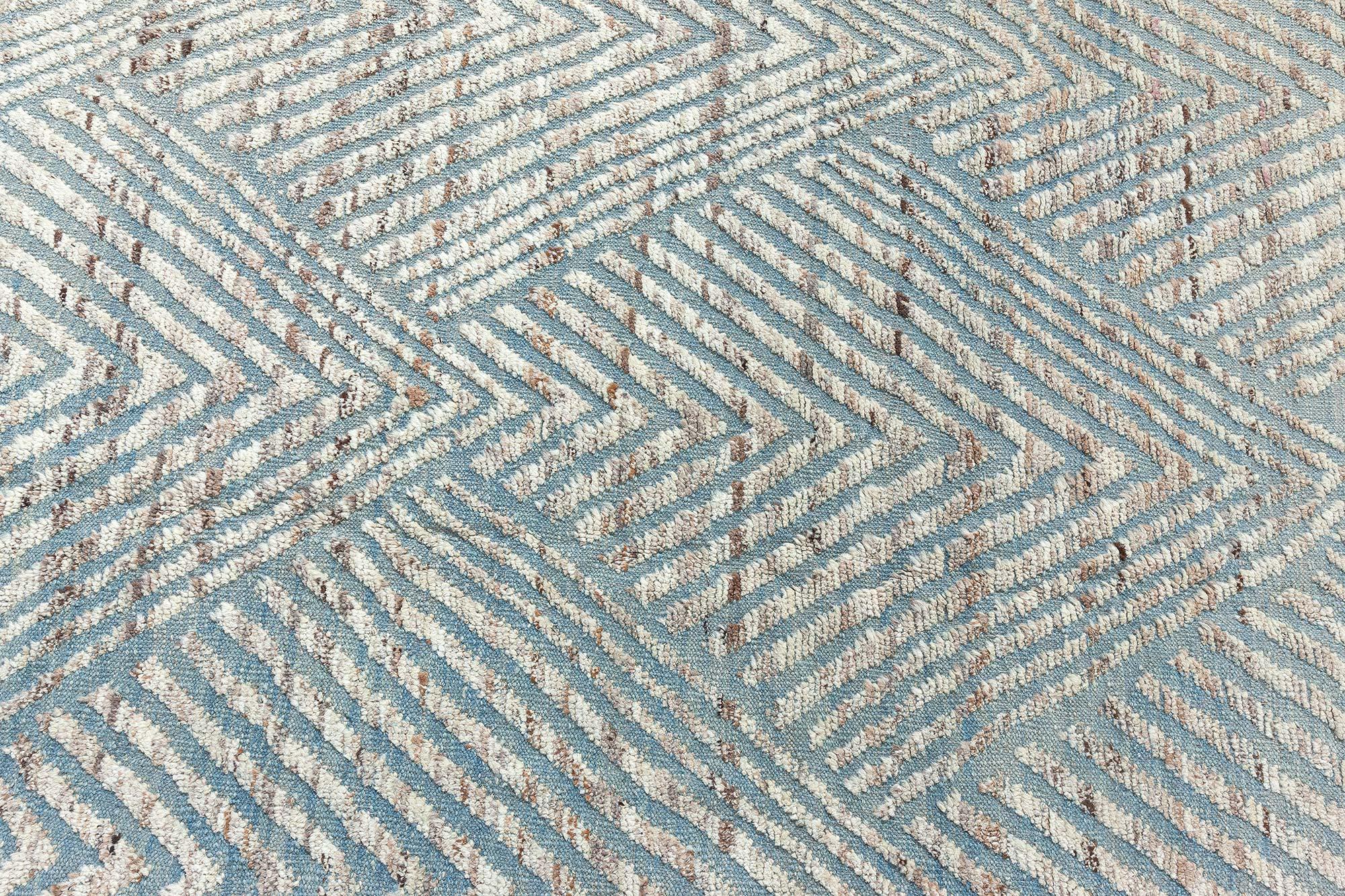 Tappeto contemporaneo extra large di colore verde conifere di Doris Leslie Greene.
Dimensioni: 20,9