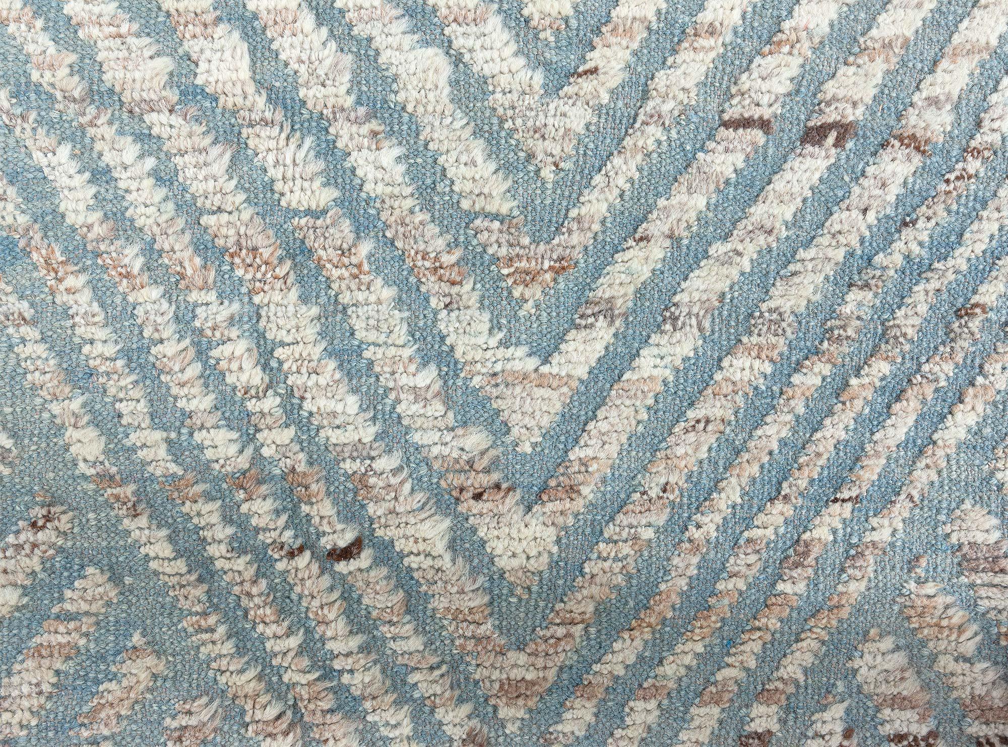 Marocchino Tappeto contemporaneo Extra Large Textural Conifers Greene & Greene di Doris Leslie Blau in vendita