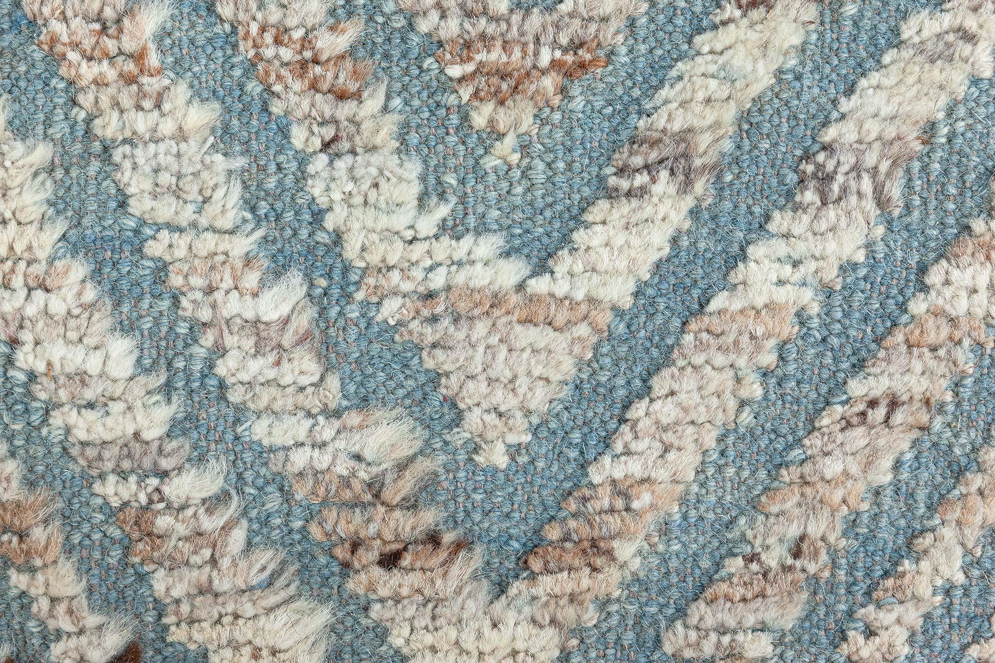 Annodato a mano Tappeto contemporaneo Extra Large Textural Conifers Greene & Greene di Doris Leslie Blau in vendita