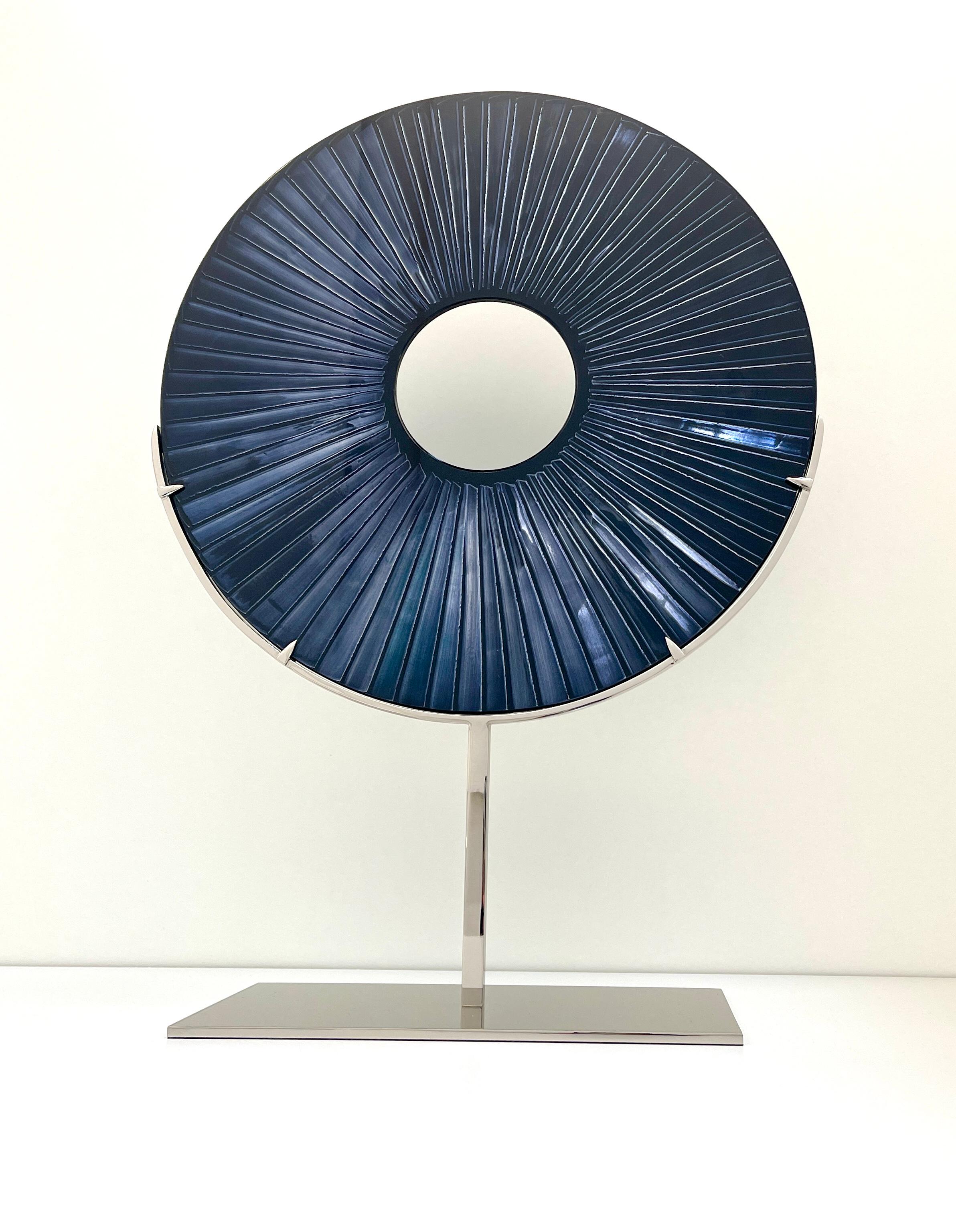 Contemporary 'Eye' Handcrafted Blaue Kristall-Skulptur Dia 17.6'' von Ghiró Studio (Messing) im Angebot