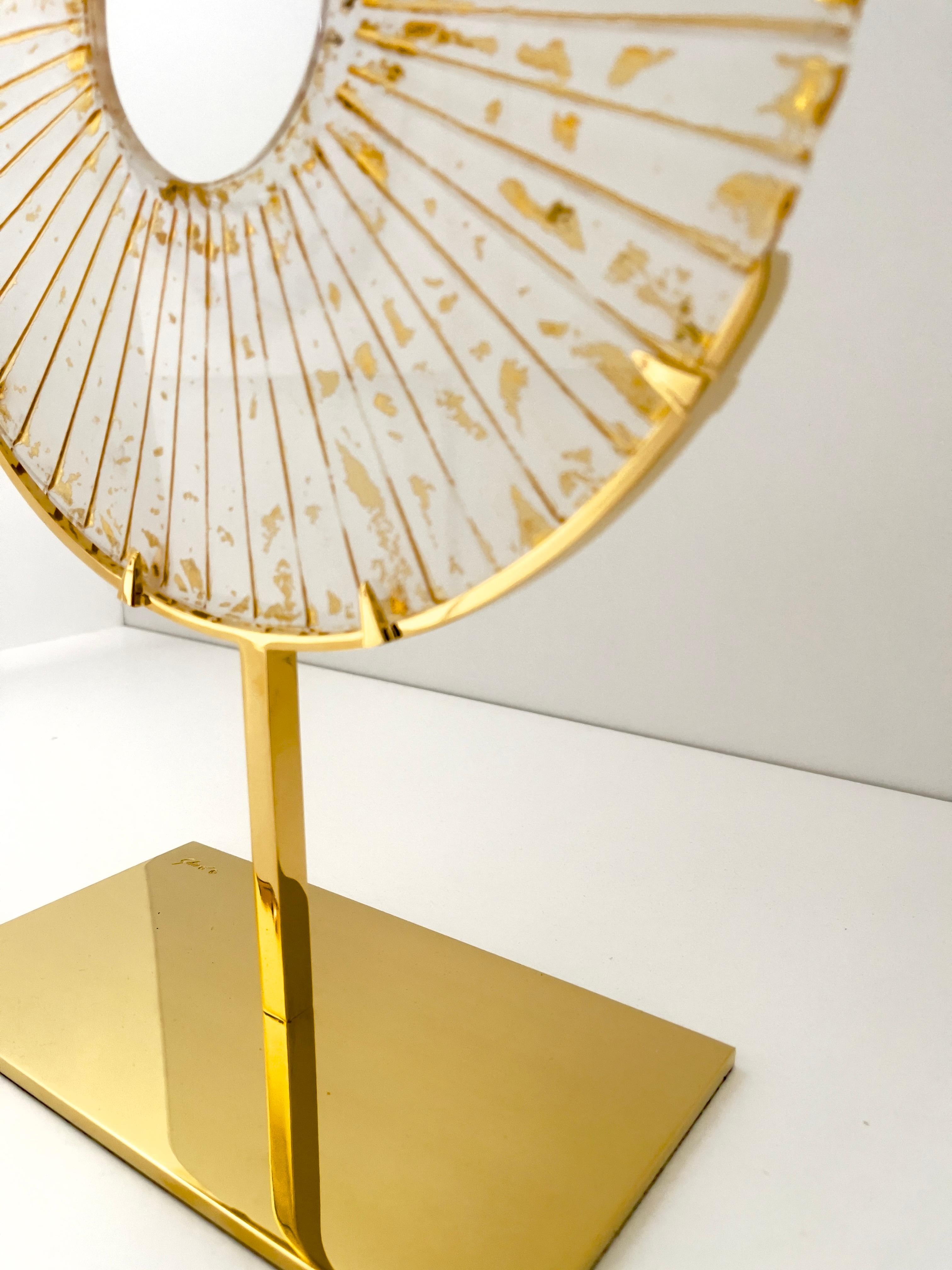 Intagliato a mano Scultura contemporanea in cristallo bianco e oro 'Eye' realizzata a mano  da Studio Ghiró in vendita