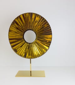 Sculpture contemporaine "Oeil" Ambre D:40cm Verre, laiton et or  par Ghirò Studio