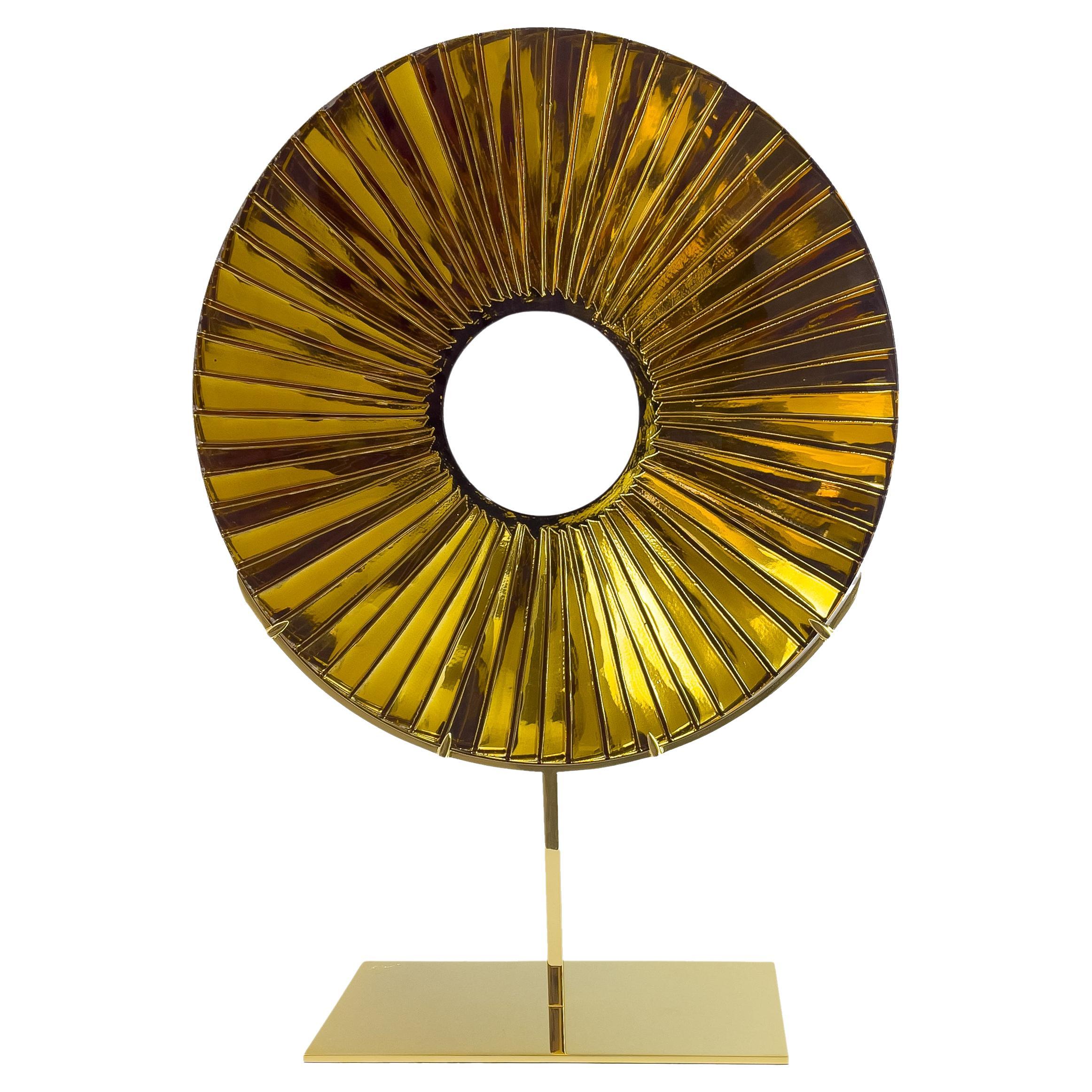 Sculpture contemporaine « Eye » en verre ambré D:40cm, laiton et or  par Ghirò Studio