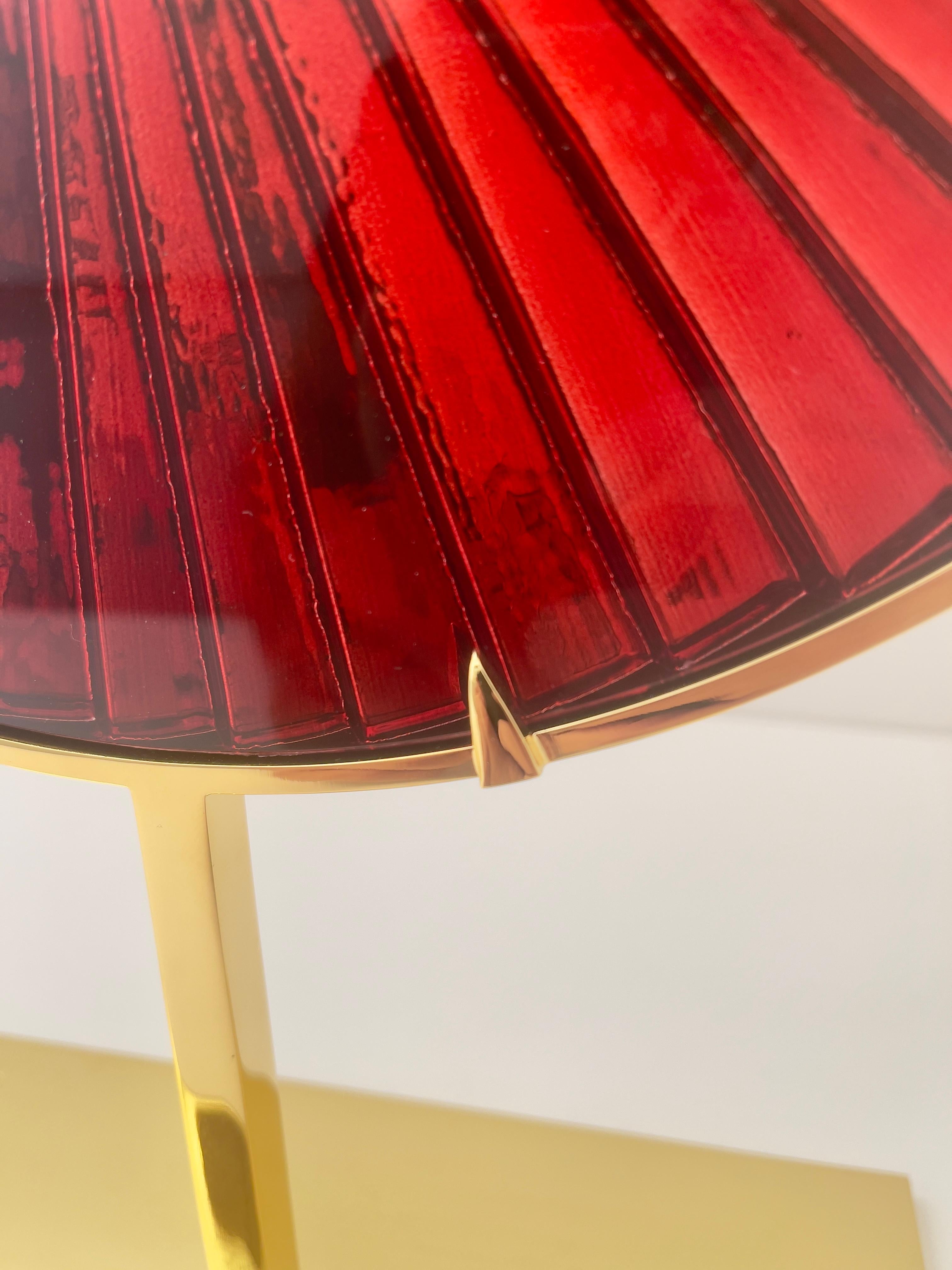 Fatto a mano Scultura contemporanea 'Eye' in vetro rosso, ottone e oro 24 Kt di Ghiró Studio in vendita