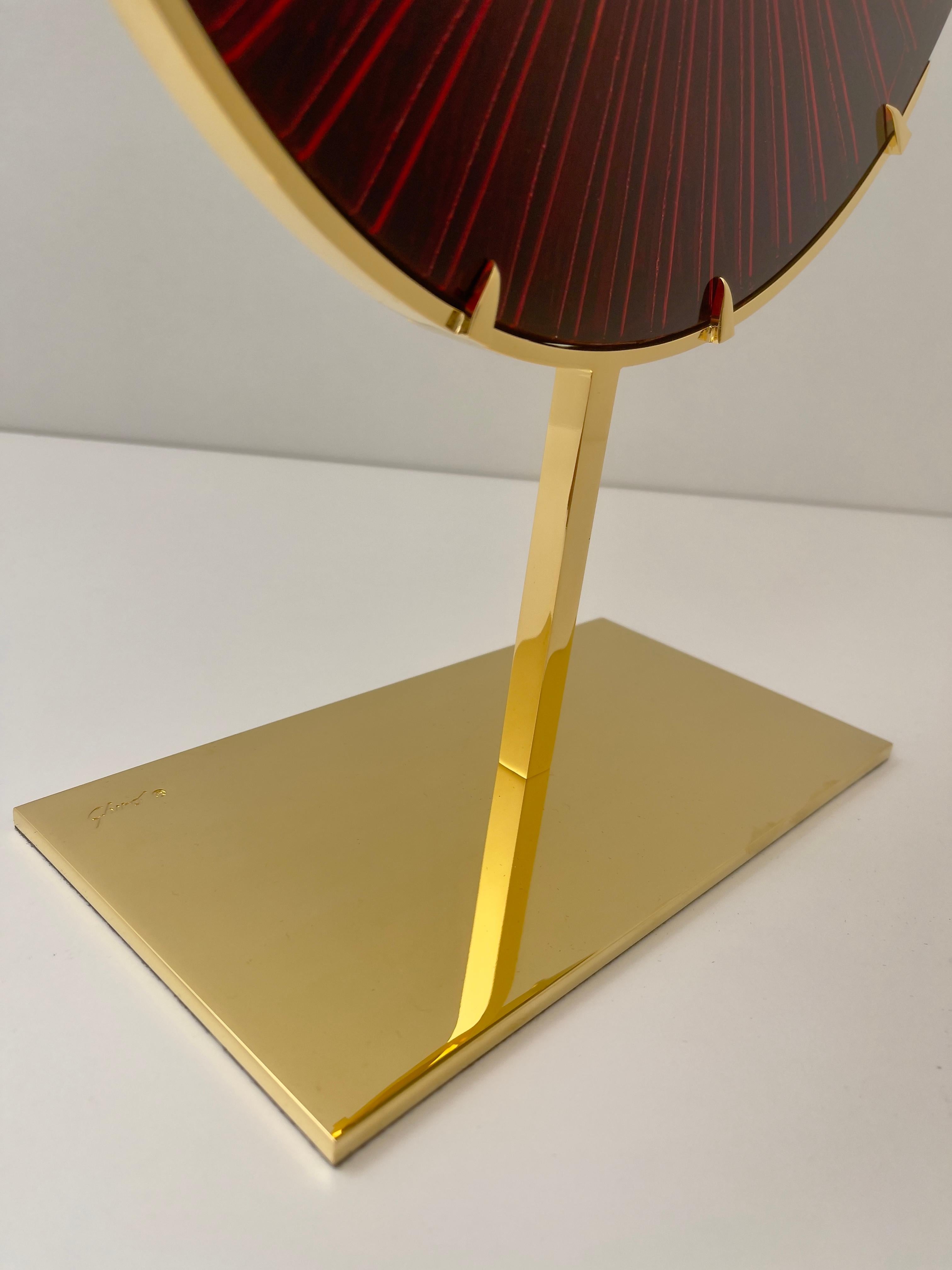 XXI secolo e contemporaneo Scultura contemporanea 'Eye' in vetro rosso, ottone e oro 24 Kt di Ghiró Studio in vendita