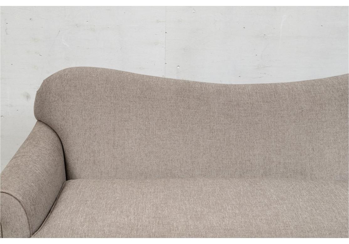 Hollywood Regency Canapé contemporain en tissu avec un seul coussin rembourré en vente