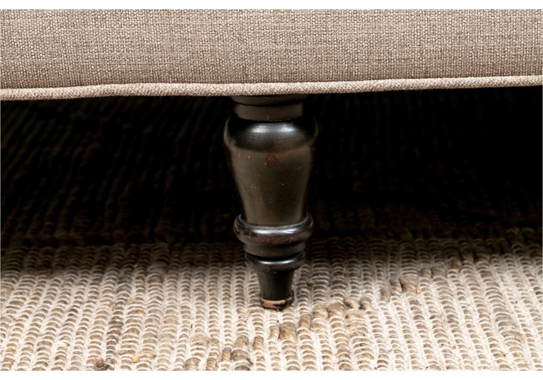 20ième siècle Canapé contemporain en tissu avec un seul coussin rembourré en vente