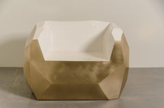 Contemporary Facet Lounge Chair in messing und cremefarbenem lack von Robert Kuo