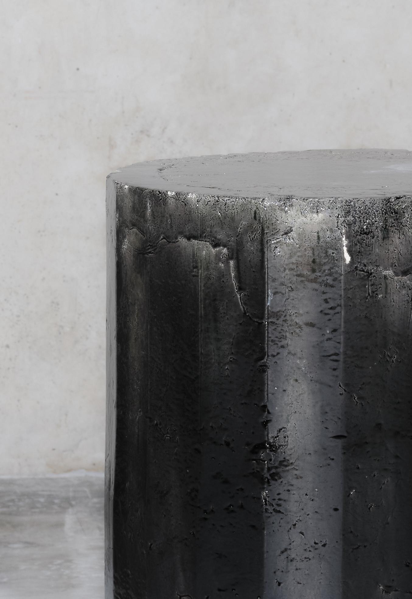 Spagnolo Tavolino in ceramica sfaccettato contemporaneo Sgabello a colonna smaltato nero in vendita