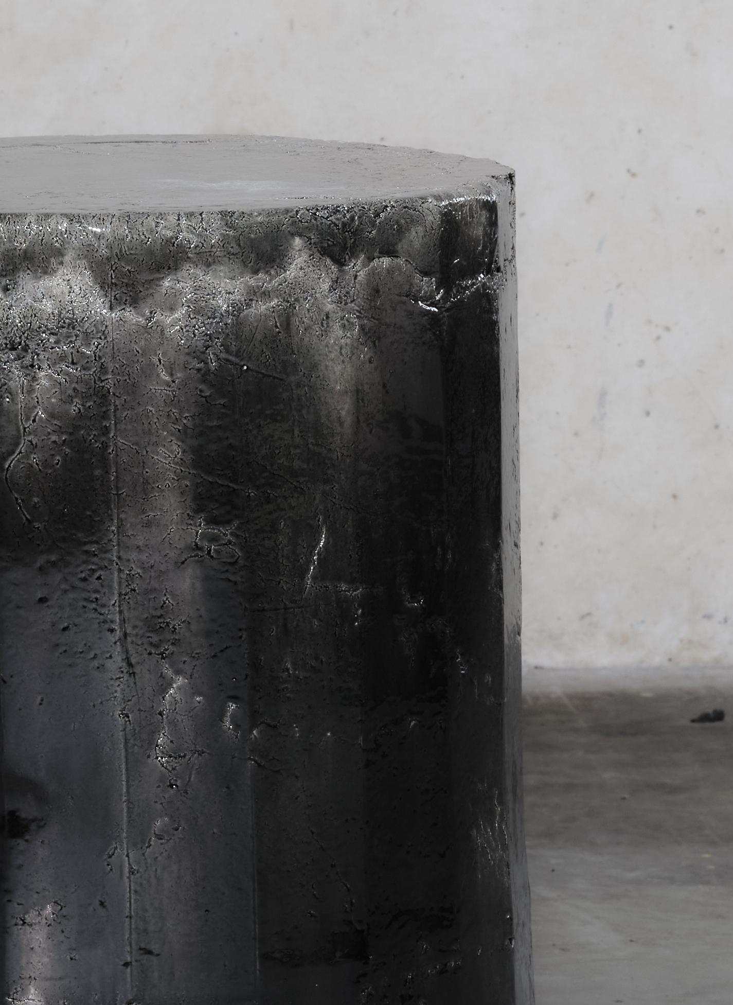 Smaltato Tavolino in ceramica sfaccettato contemporaneo Sgabello a colonna smaltato nero in vendita