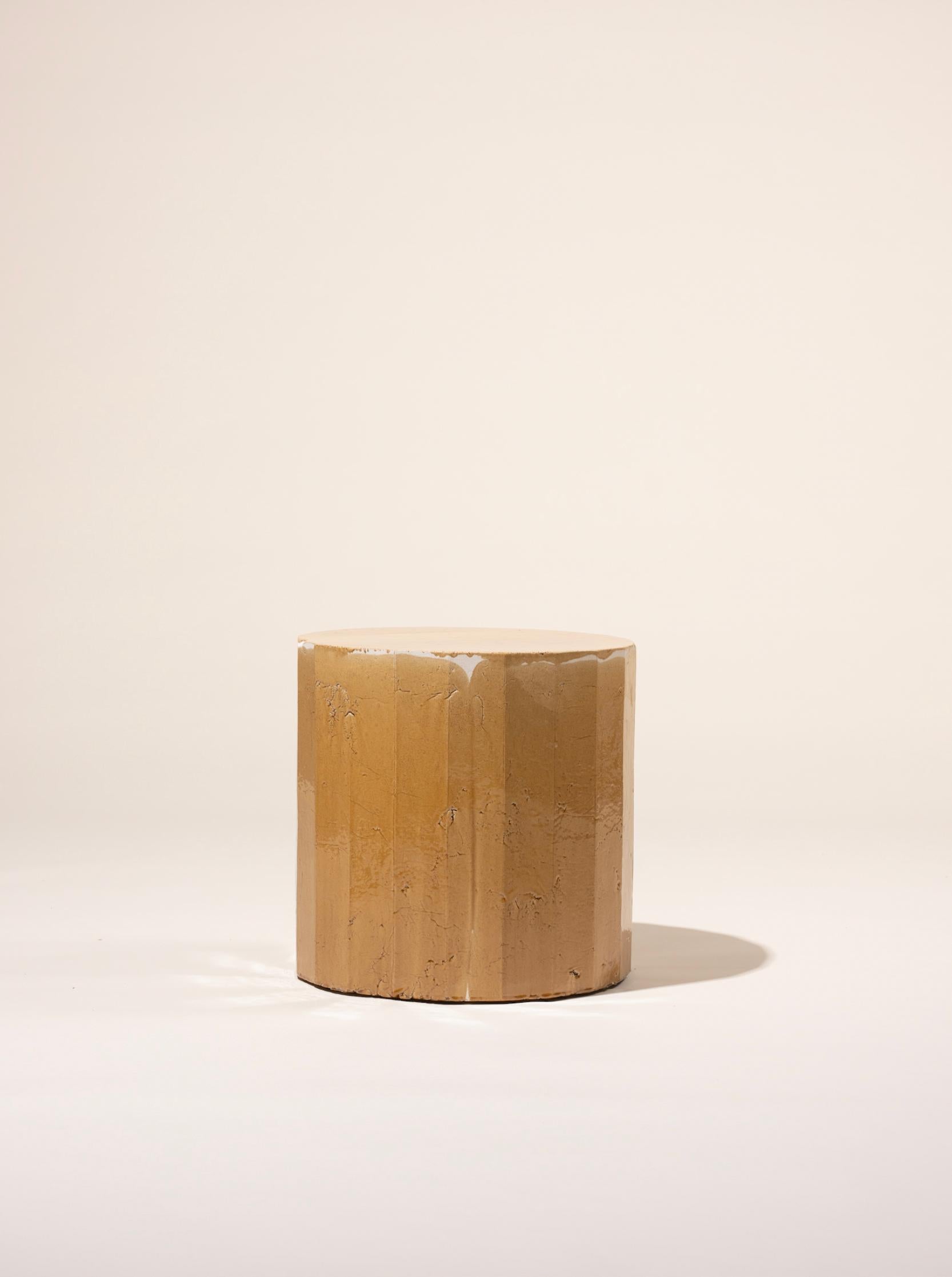 Table d'appoint en grès cuit à la main et facetté, fabriquée dans l'atelier d'Apparatu à Barcelone. Différents corps d'argile sont mélangés à des fibres naturelles comme le maïs, la paille ou la paille de bruyère. Les pièces sont coulées à la main,