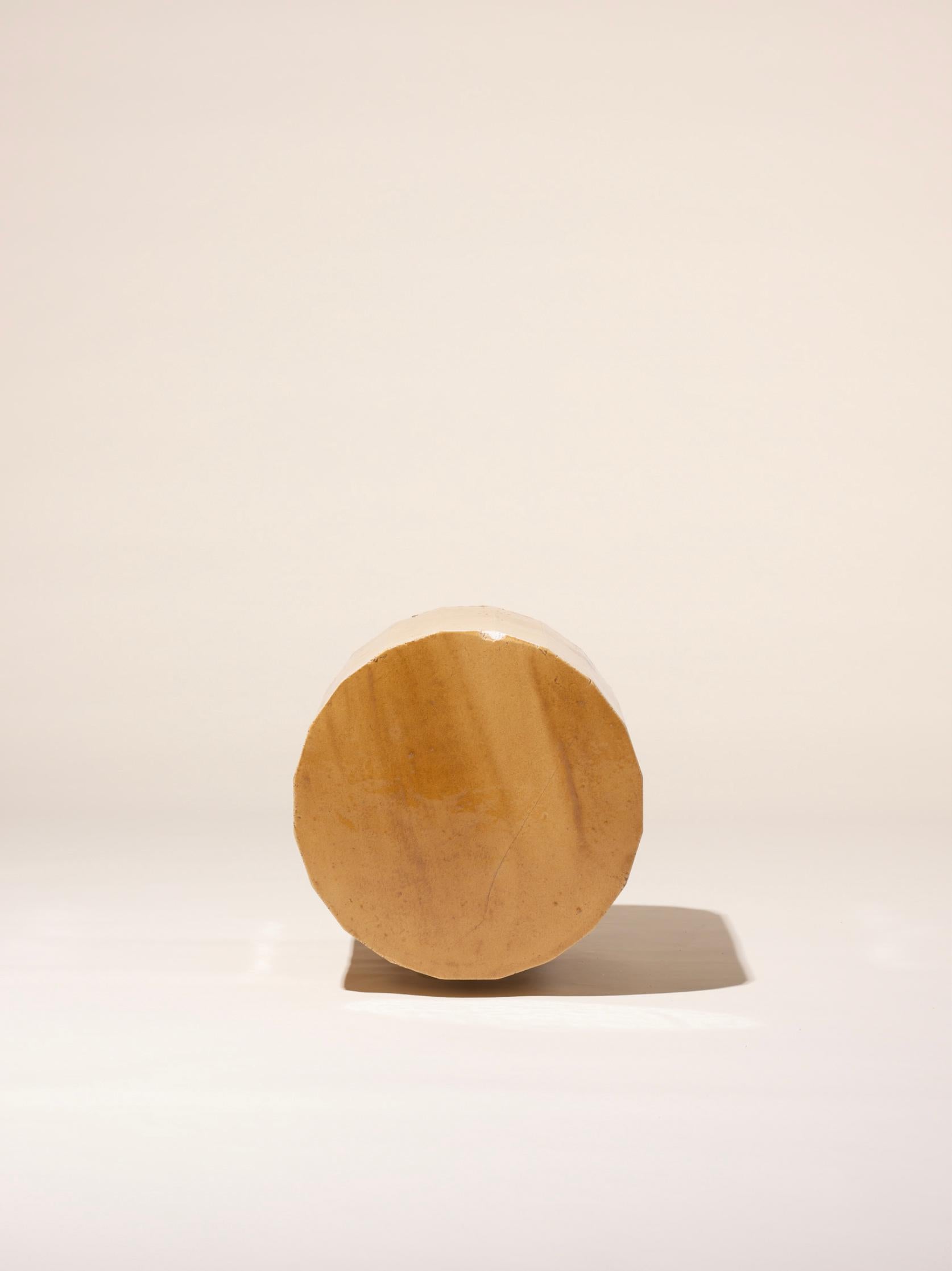 Smaltato Tavolino contemporaneo in ceramica sfaccettata Sgabello a colonna smaltato caramello in vendita
