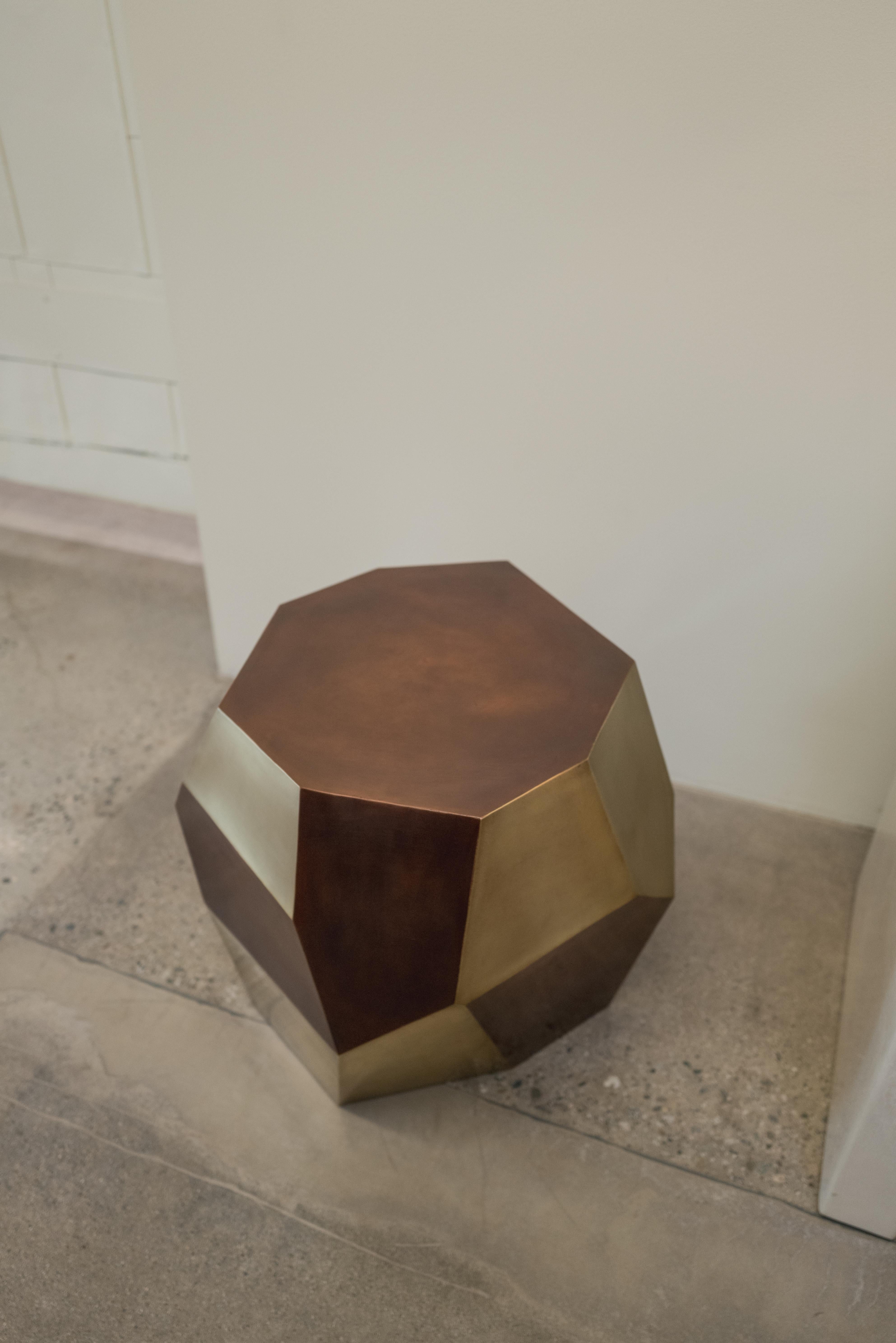 Contemporary Faceted Tri Color Drumstool von Robert Kuo, limitierte Auflage (Repoussé) im Angebot