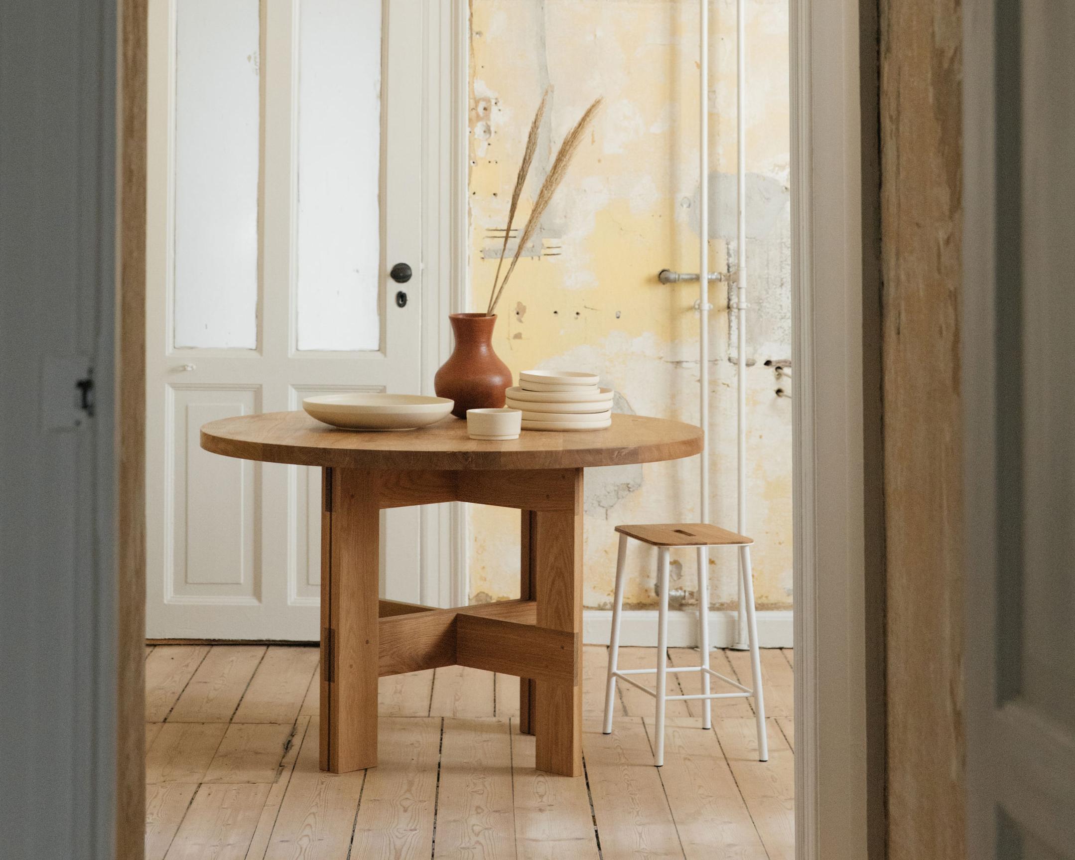 Scandinave moderne Table de salle  manger de ferme au design contemporain FRAMA avec trteaux rustiques en vente