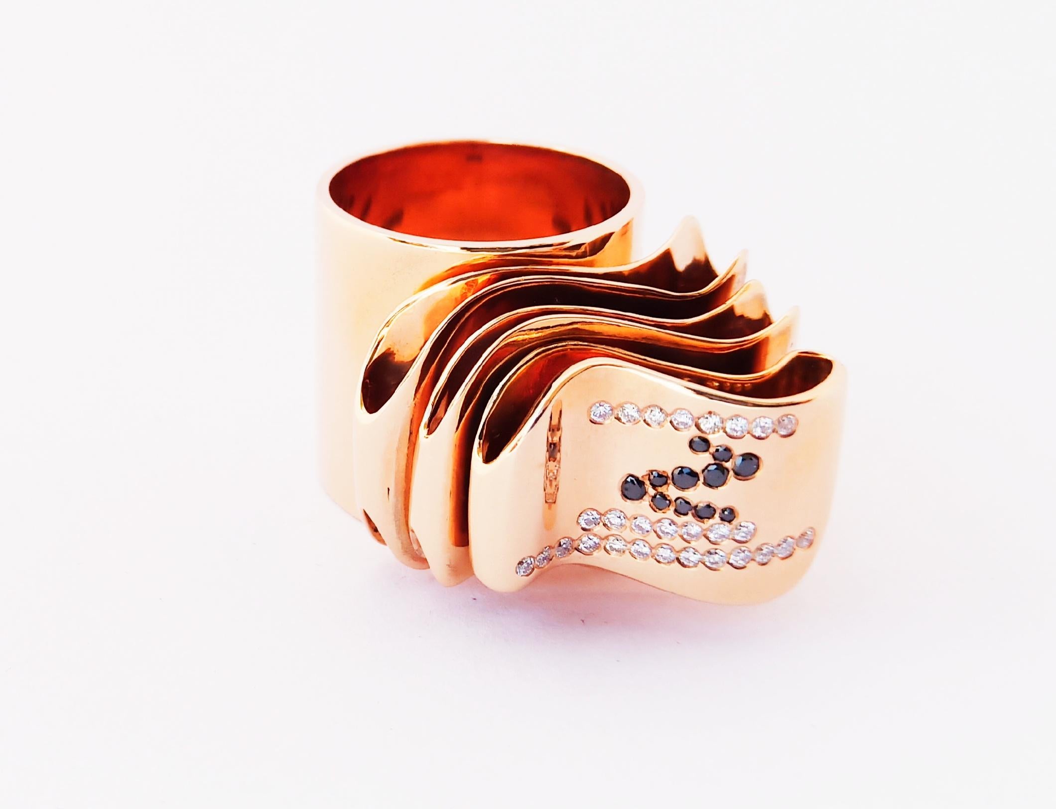Contemporary Fashion Ring in 18 Karat Gold with Round White and Black Diamond For Sale 6