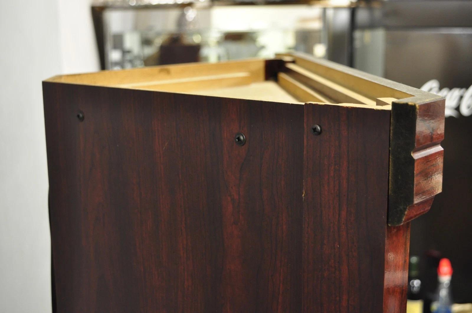 Mobile espositivo Curio d'angolo in legno finto ciliegio con specchio e vetro in vendita 8