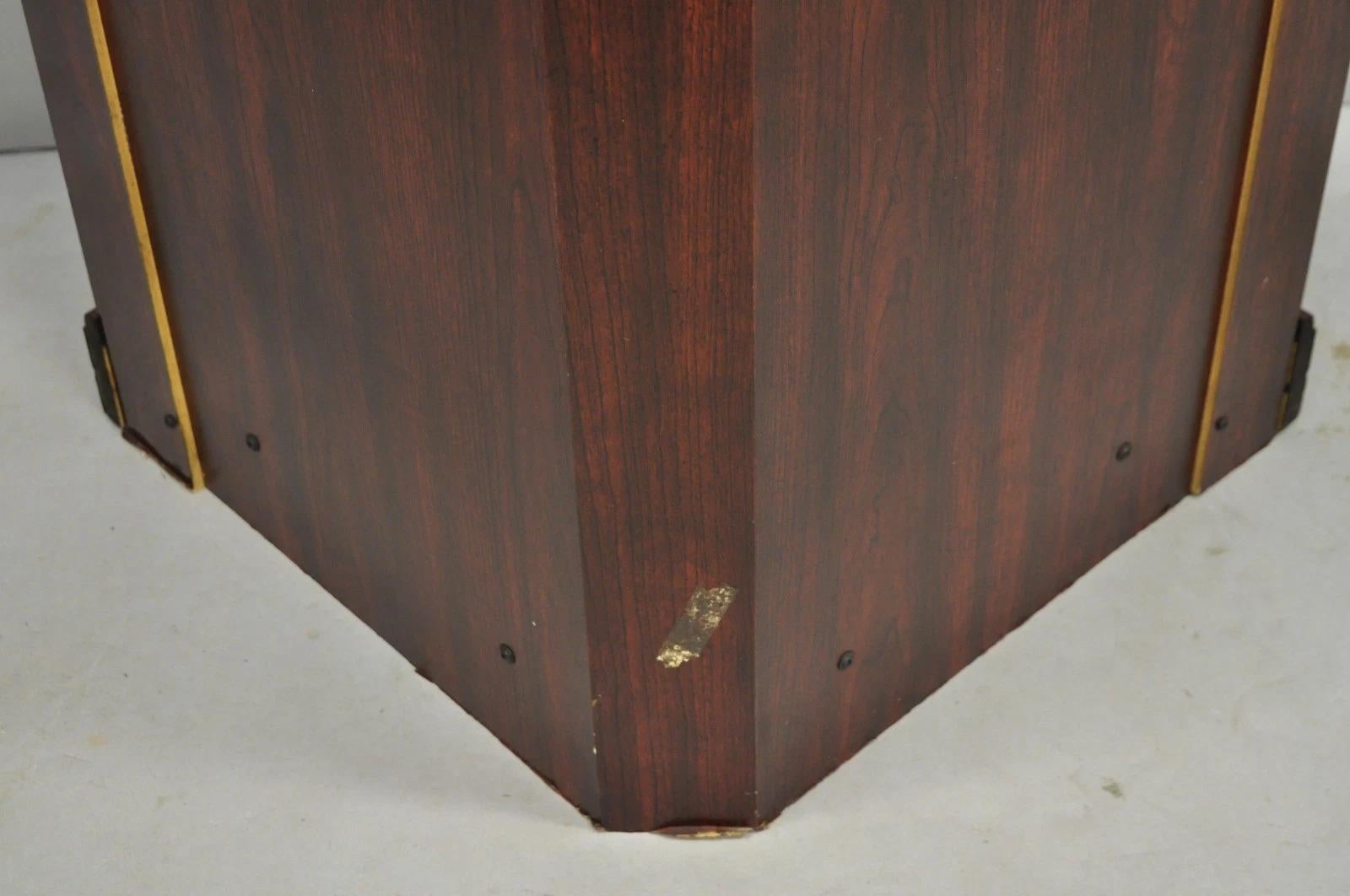 Mobile espositivo Curio d'angolo in legno finto ciliegio con specchio e vetro in vendita 9