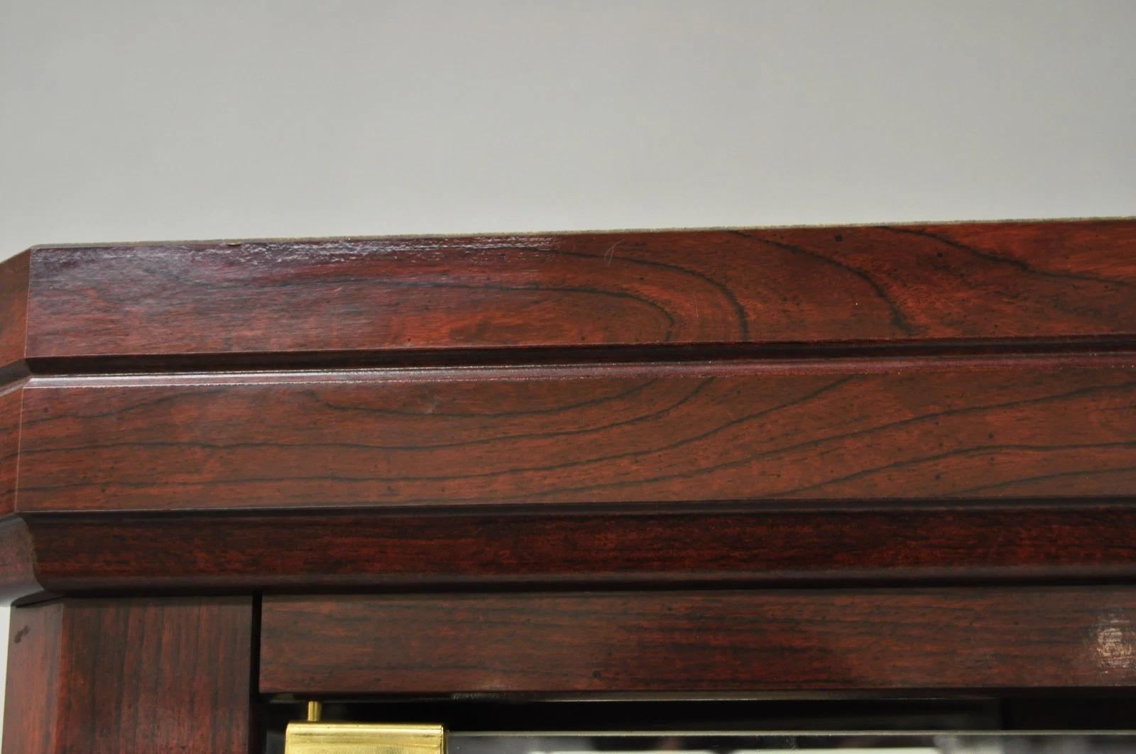 Mobile espositivo Curio d'angolo in legno finto ciliegio con specchio e vetro In condizioni buone in vendita a Philadelphia, PA