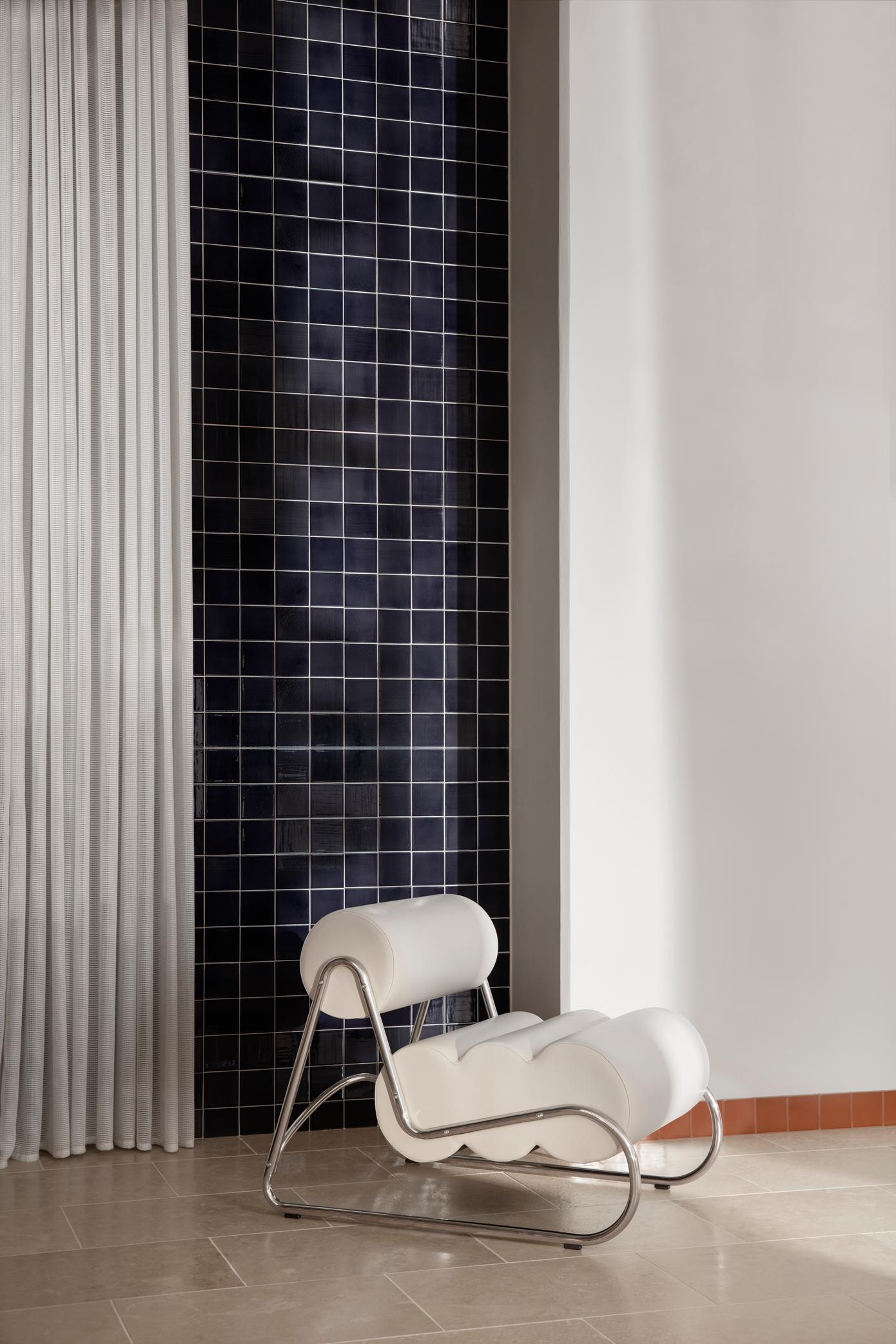 Silla contemporánea Fave de Norr11, estructura cromada, piel (Spectrum) Escandinavo moderno en venta