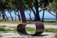 Mecedora contemporánea "Feijão" de Rodrigo Simão en acero corten