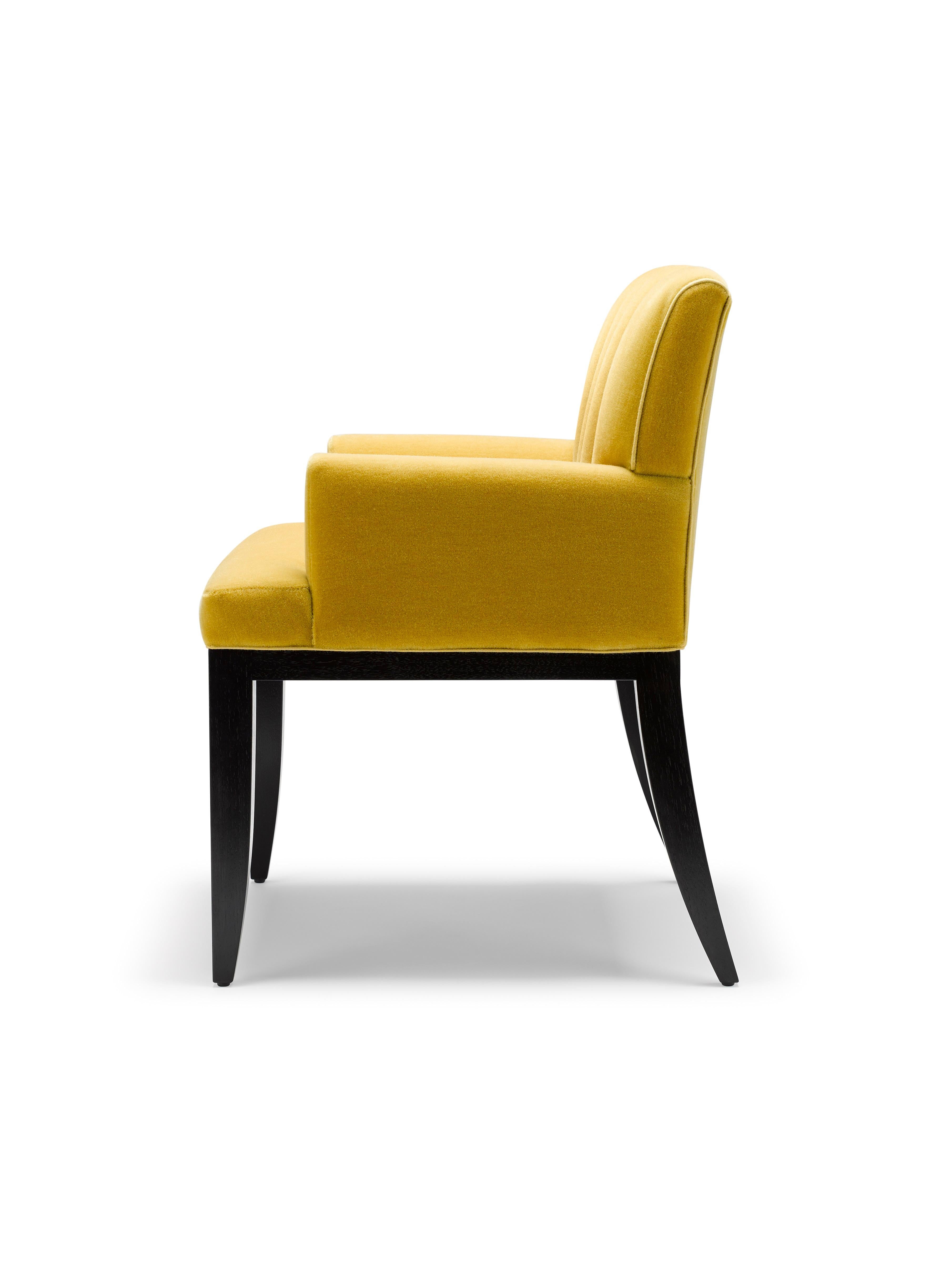 Der Felix Fluted Chair ist unsere neue Version des Felix Carver Chair, der durch seine geriffelte Rückenlehne einen Hauch von Eleganz versprüht.

Hier abgebildet mit Grand Mohair von Altfield London in Messing gepolstert, mit Beinen aus schwarz