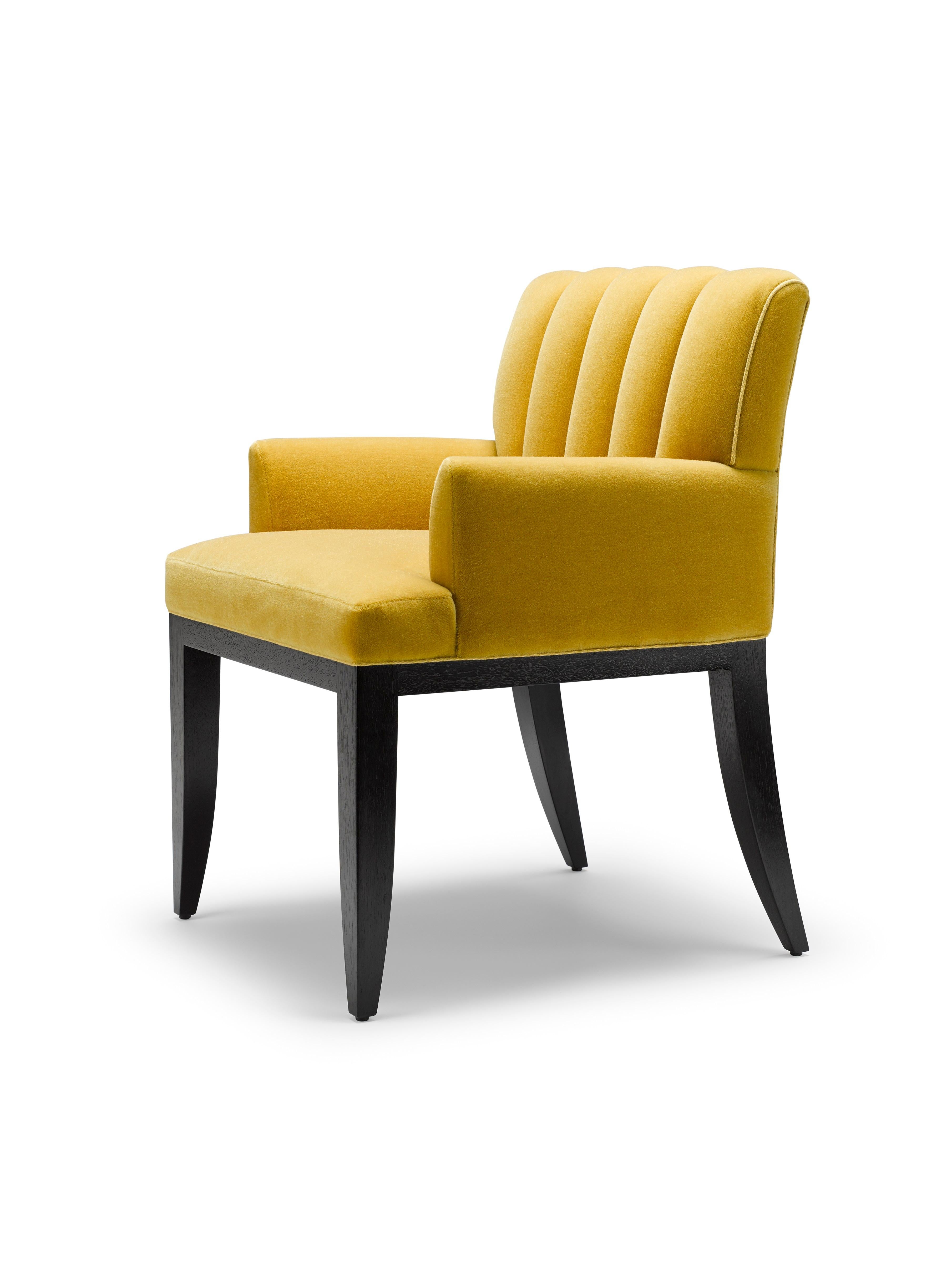 Contemporary Felix Carver Chair aus gelbem Mohair mit Beinen aus massivem Walnussholz (Moderne) im Angebot