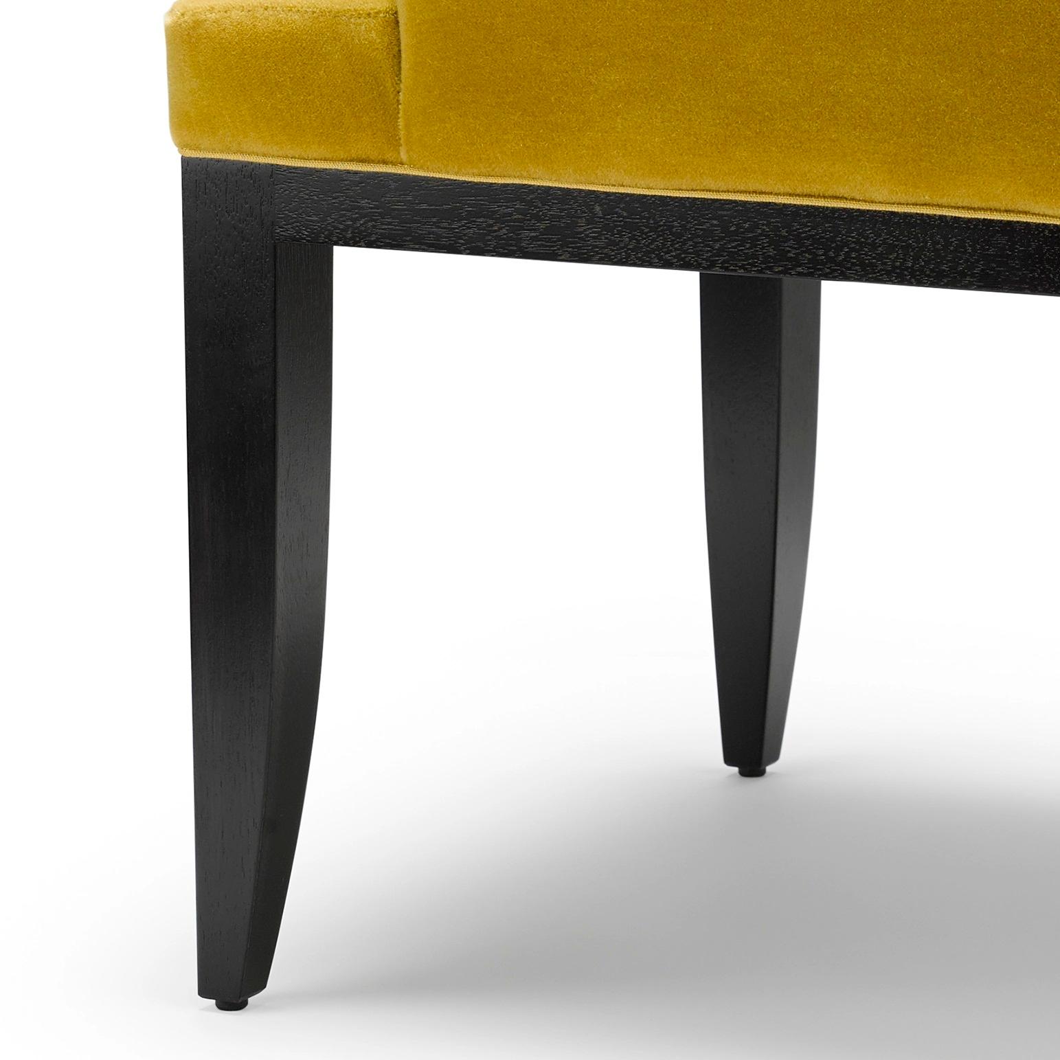 Contemporary Felix Carver Chair aus gelbem Mohair mit Beinen aus massivem Walnussholz (Ebonisiert) im Angebot