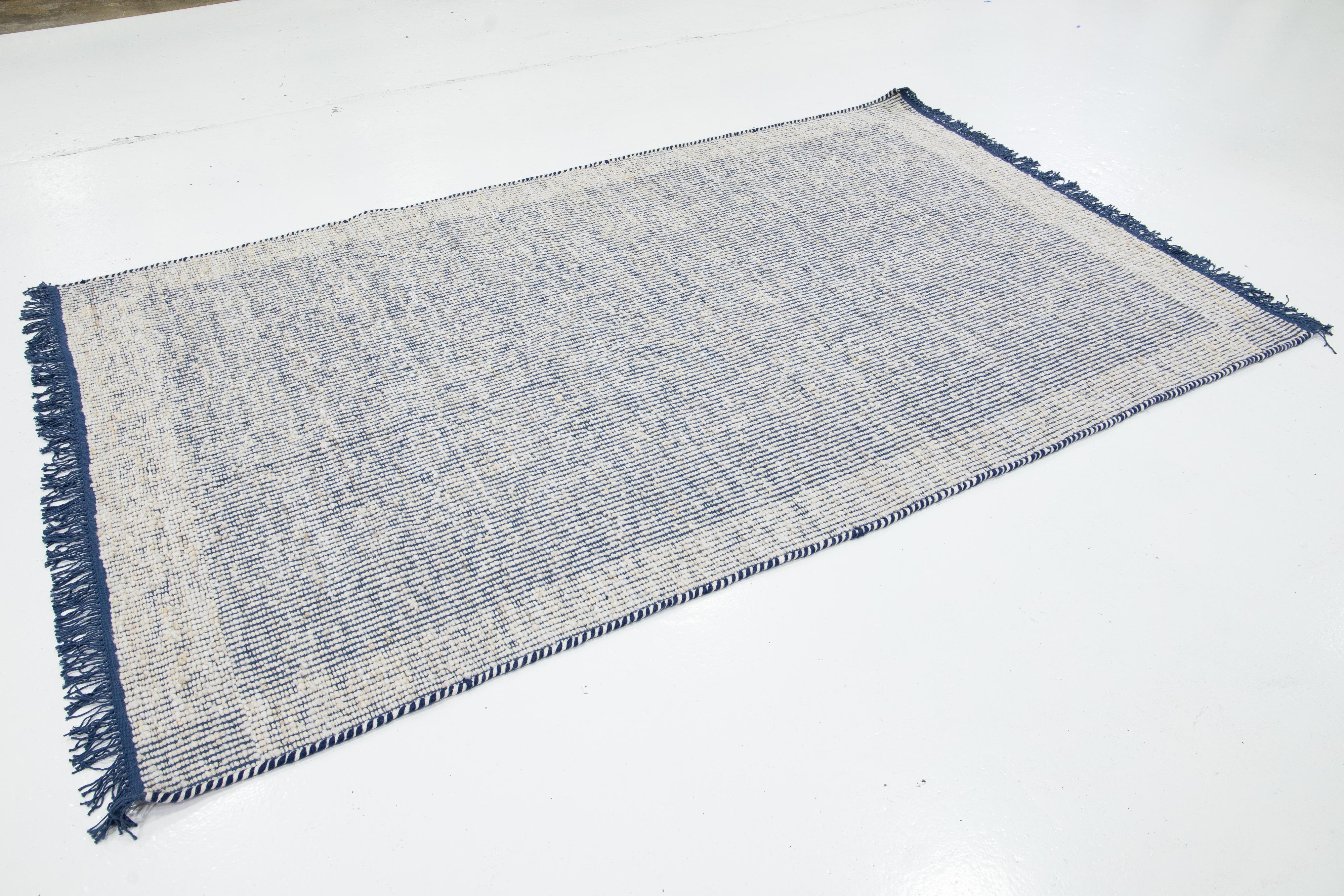 Tessuto a mano Tappeto contemporaneo in lana infeltrita fatto a mano in blu e avorio di Apadana in vendita