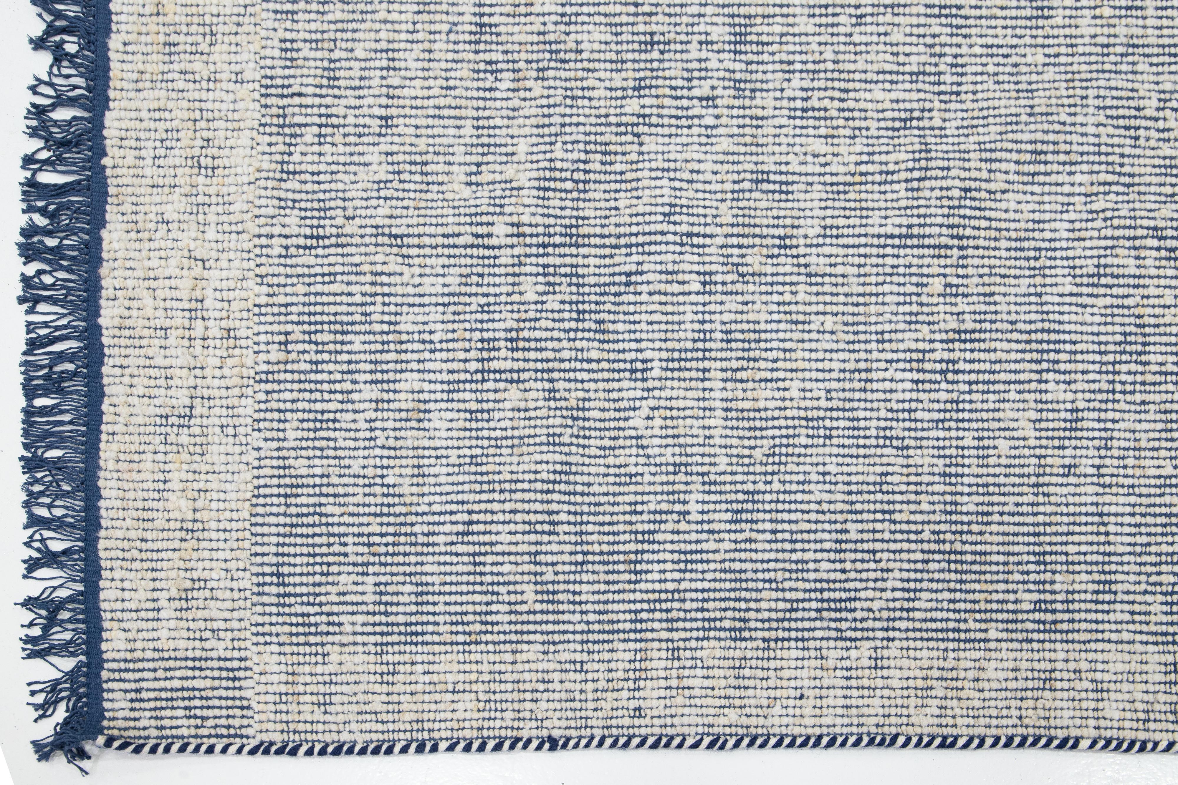 Tappeto contemporaneo in lana infeltrita fatto a mano in blu e avorio di Apadana In condizioni Nuovo in vendita a Norwalk, CT