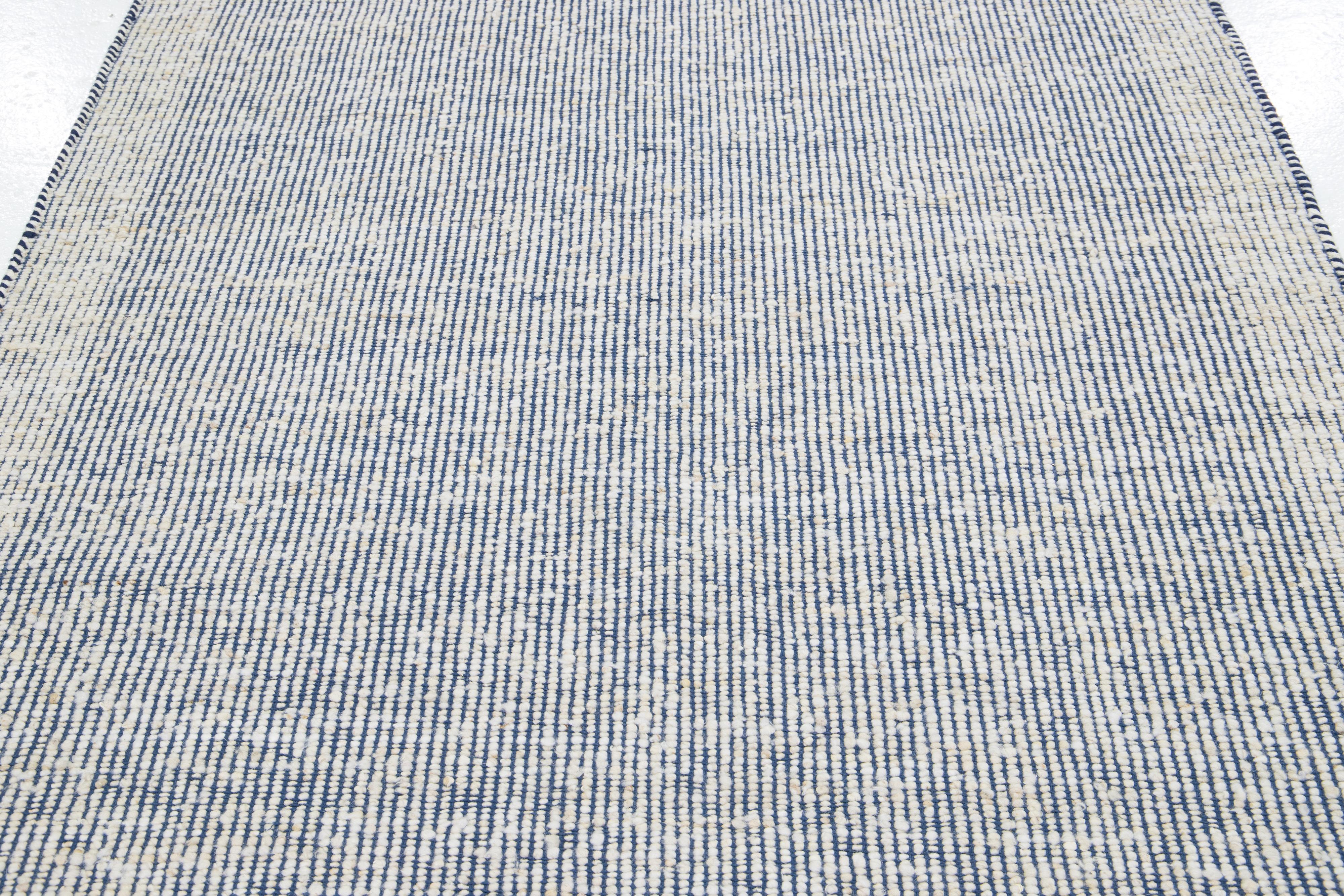 XXI secolo e contemporaneo Tappeto contemporaneo in lana infeltrita fatto a mano in blu e avorio di Apadana in vendita