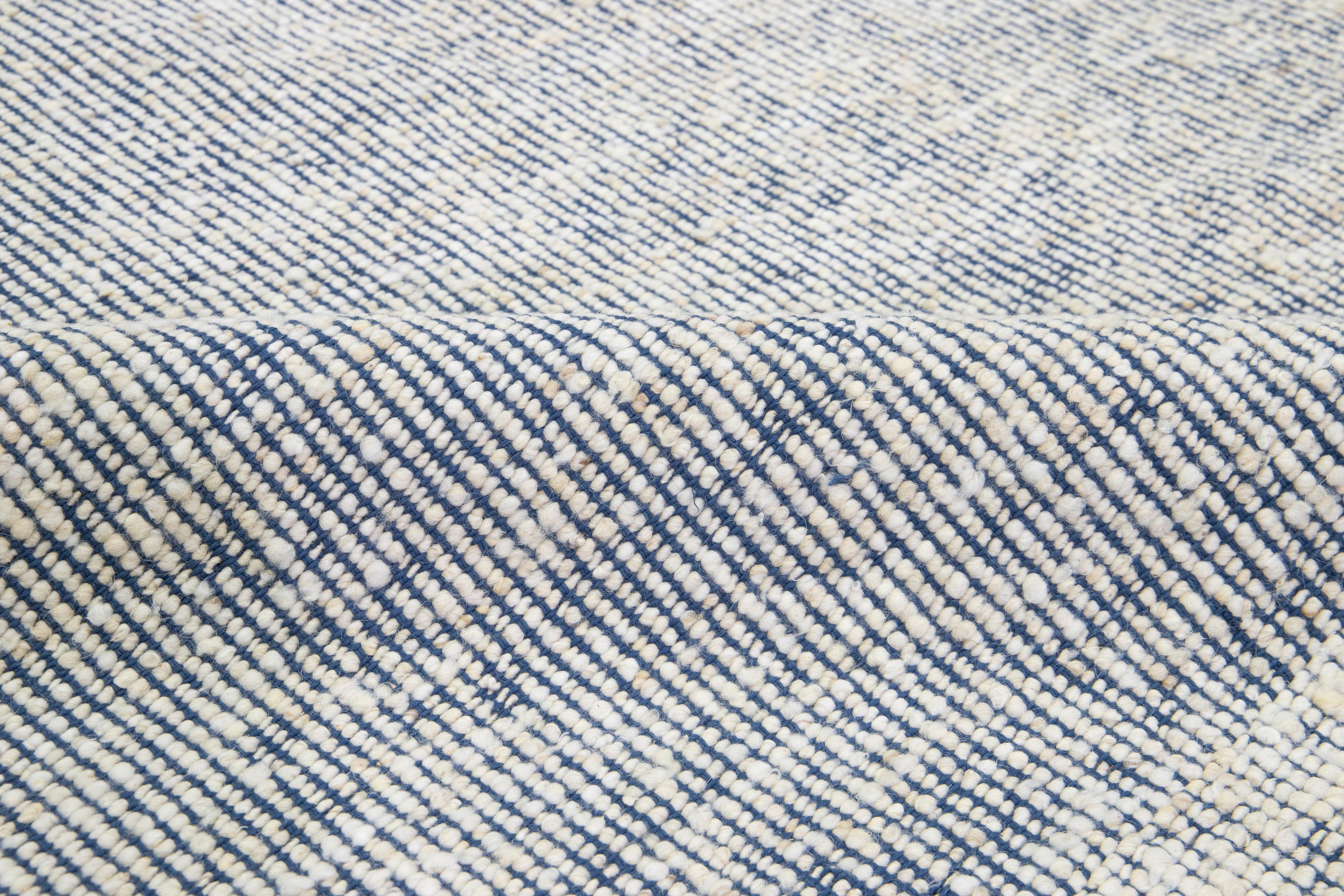 Tappeto contemporaneo in lana infeltrita fatto a mano in blu e avorio di Apadana in vendita 1