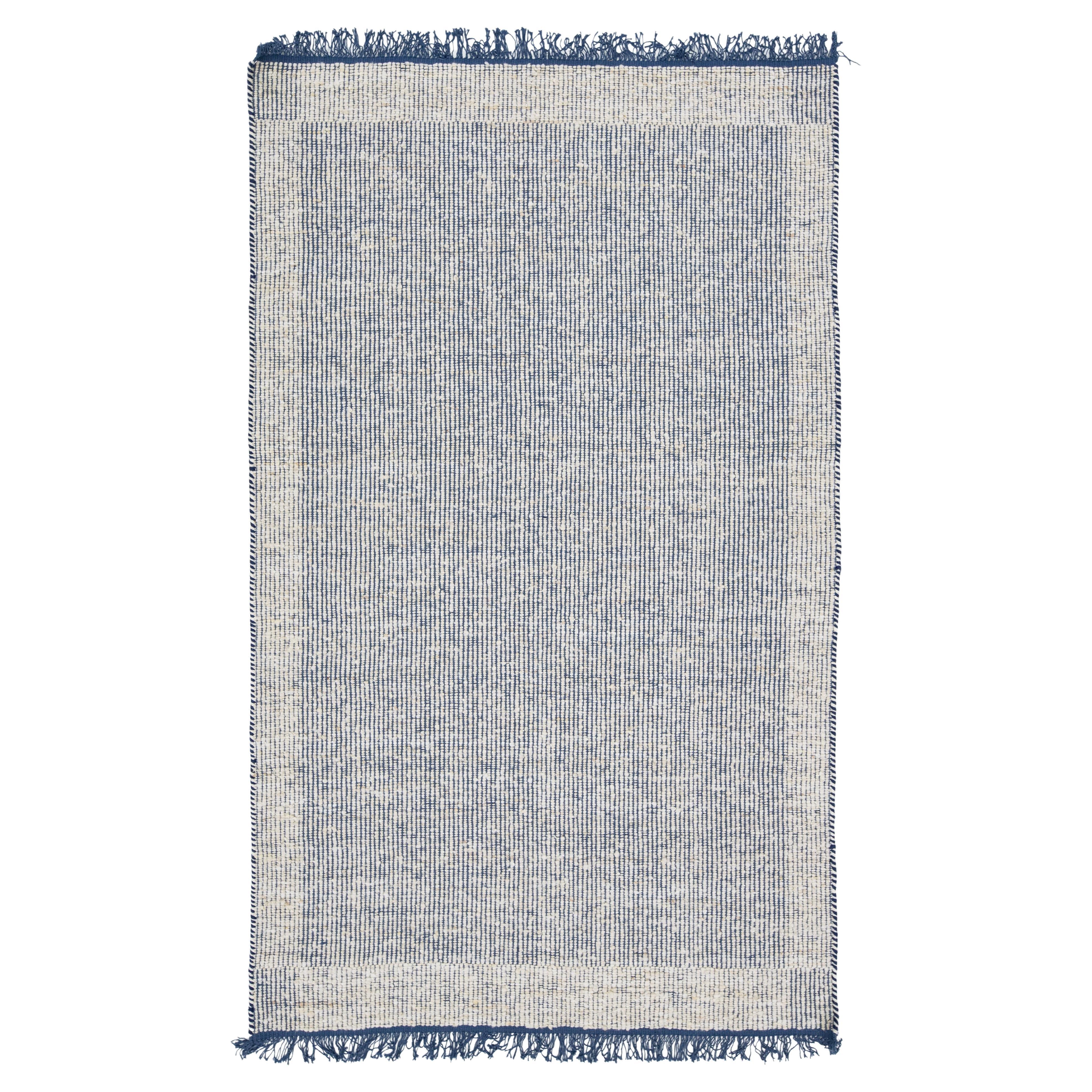 Tapis contemporain en laine feutrée fait main, bleu et ivoire par Apadana