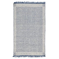 Tapis contemporain en laine feutrée fait main, bleu et ivoire par Apadana