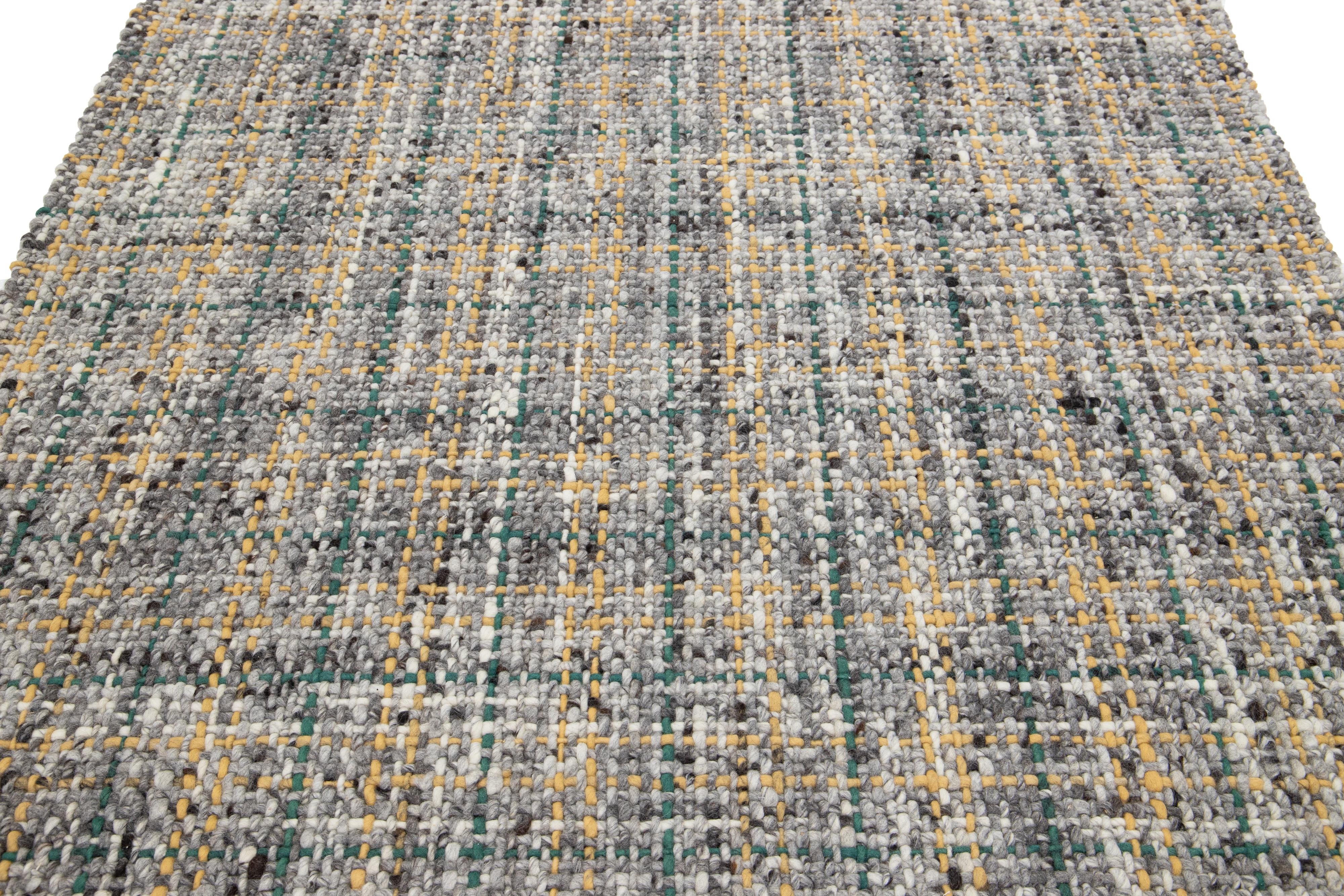 Contemporary Filzteppich aus handgefertigter Wolle in Grau mit geometrischem Muster von Apadana (Handgewebt) im Angebot
