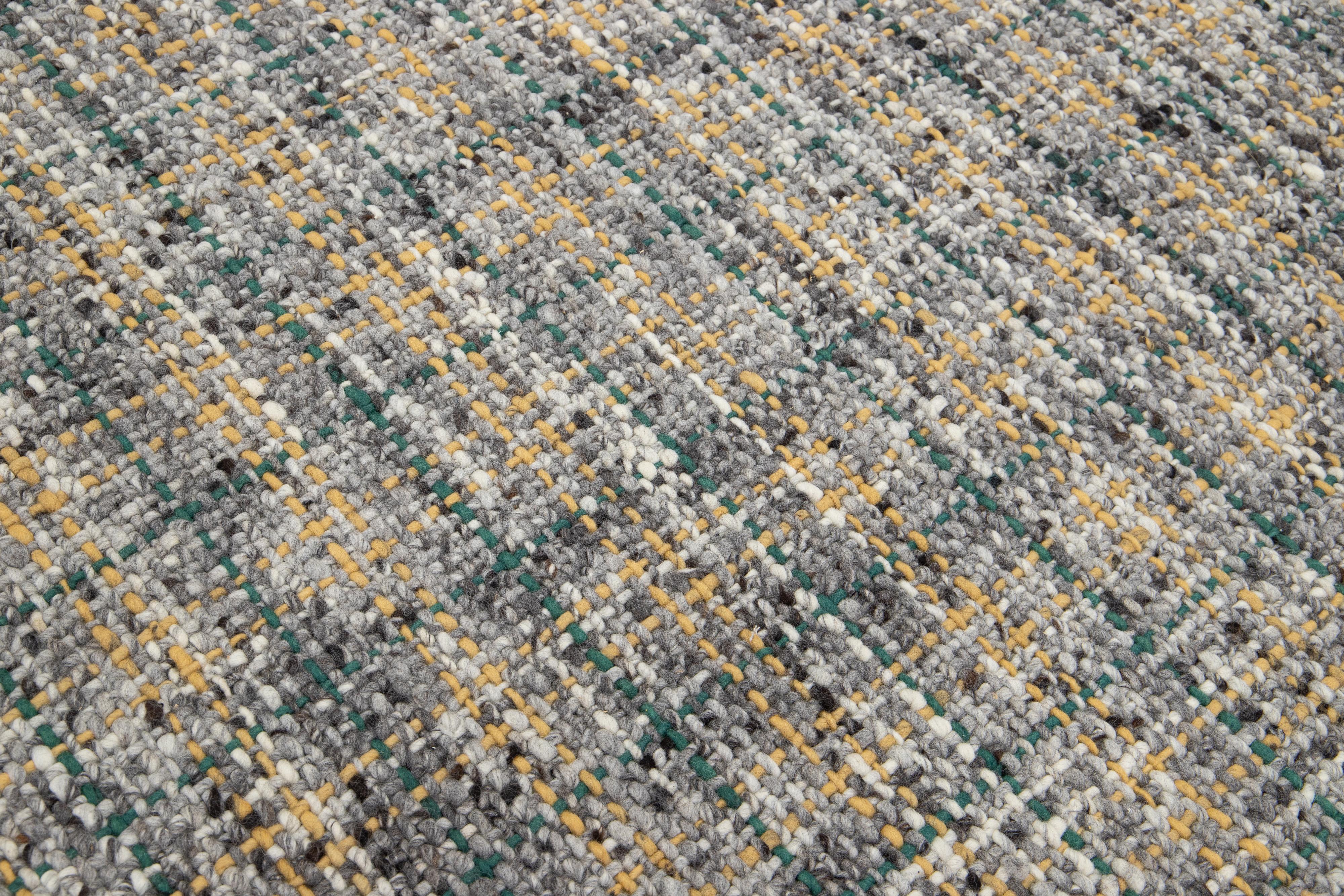 Contemporary Filzteppich aus handgefertigter Wolle in Grau mit geometrischem Muster von Apadana im Zustand „Neu“ im Angebot in Norwalk, CT