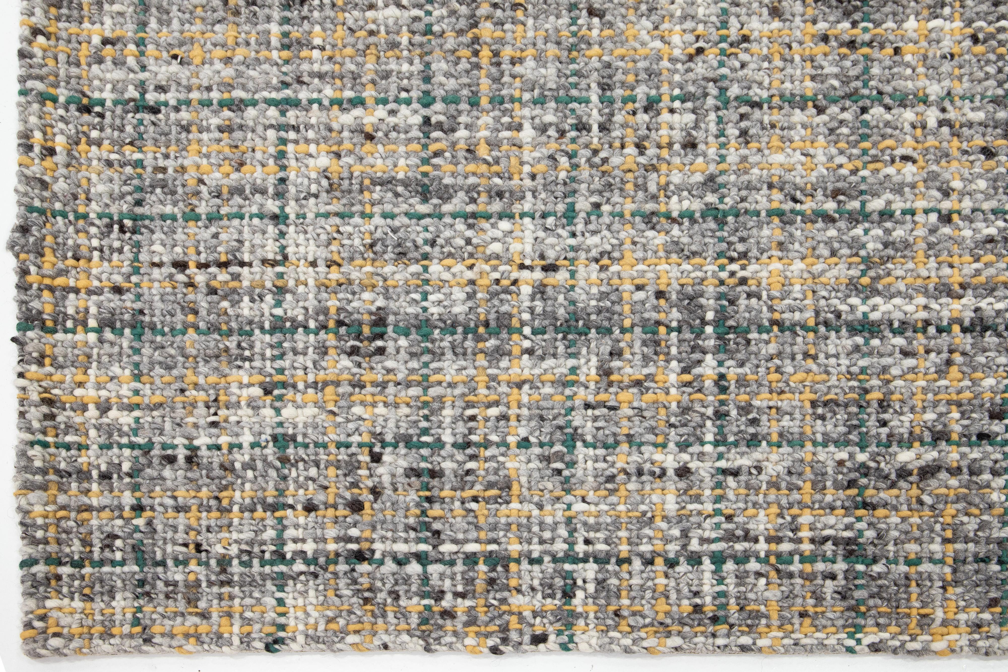 Contemporary Filzteppich aus handgefertigter Wolle in Grau mit geometrischem Muster von Apadana (21. Jahrhundert und zeitgenössisch) im Angebot