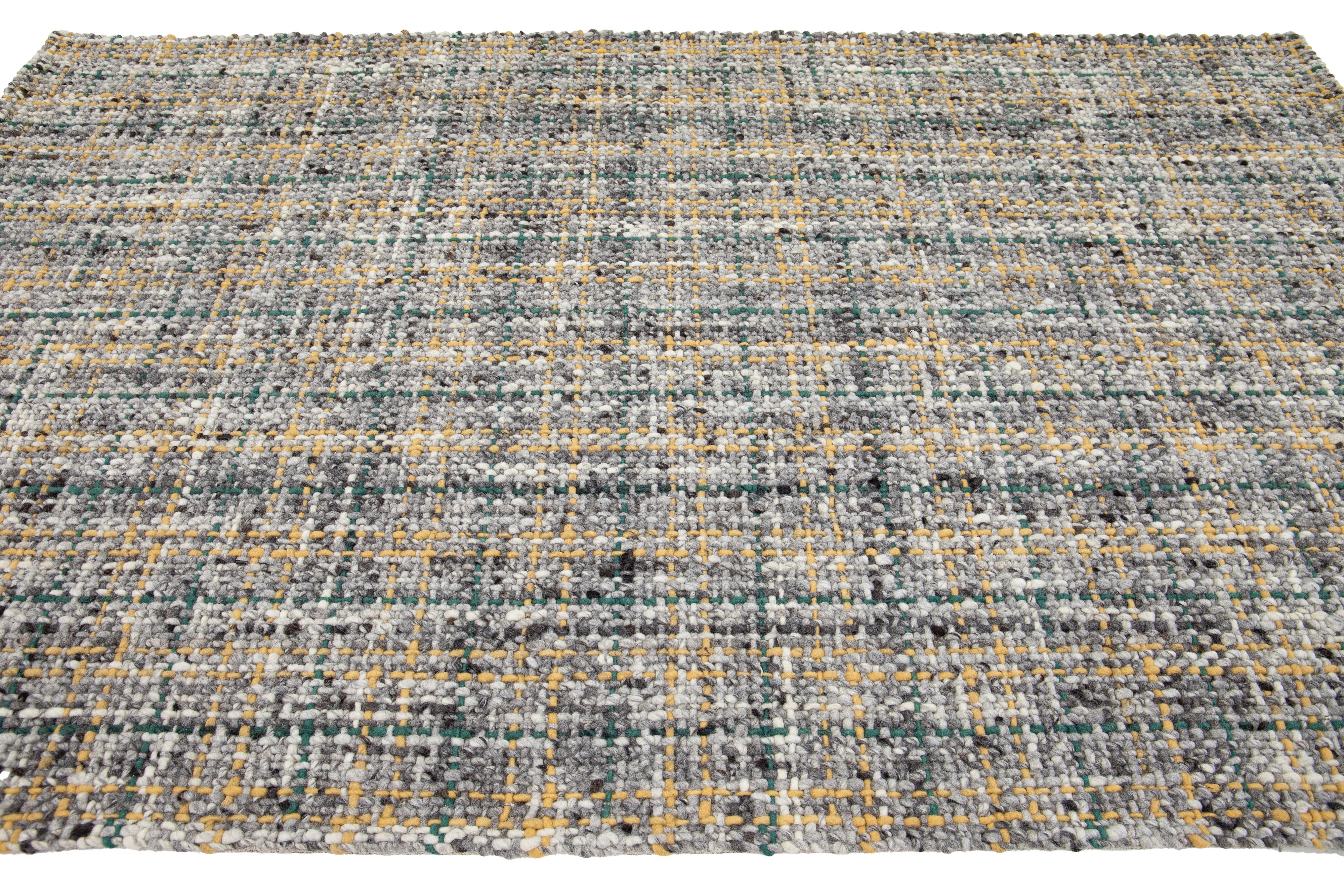 Contemporary Filzteppich aus handgefertigter Wolle in Grau mit geometrischem Muster von Apadana im Angebot 1