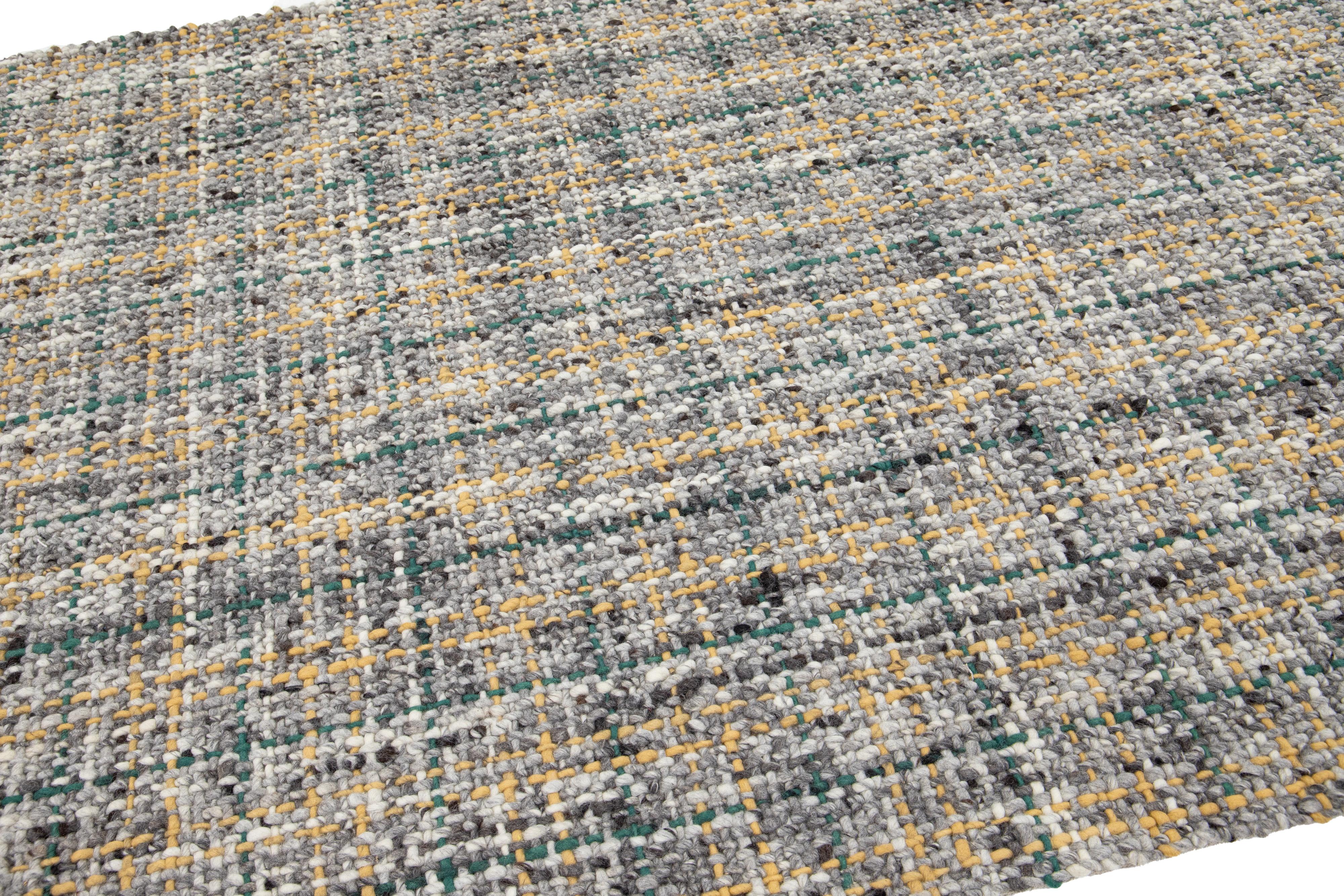 Contemporary Filzteppich aus handgefertigter Wolle in Grau mit geometrischem Muster von Apadana im Angebot 2