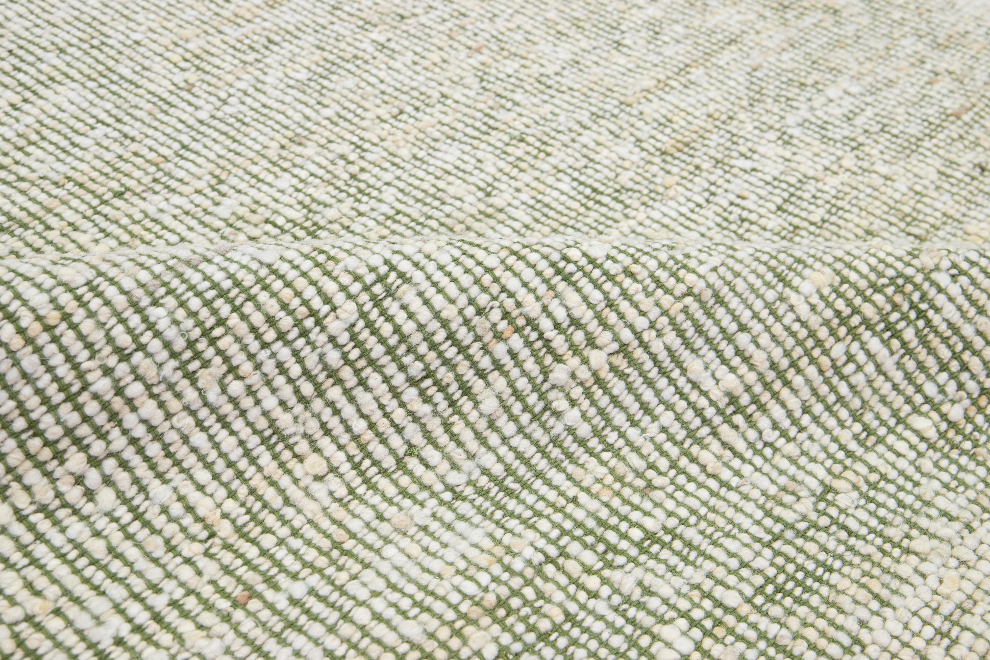 Contemporary Felted Handmade Wool Rug In Green and Ivory von Apadana (Moderne) im Angebot